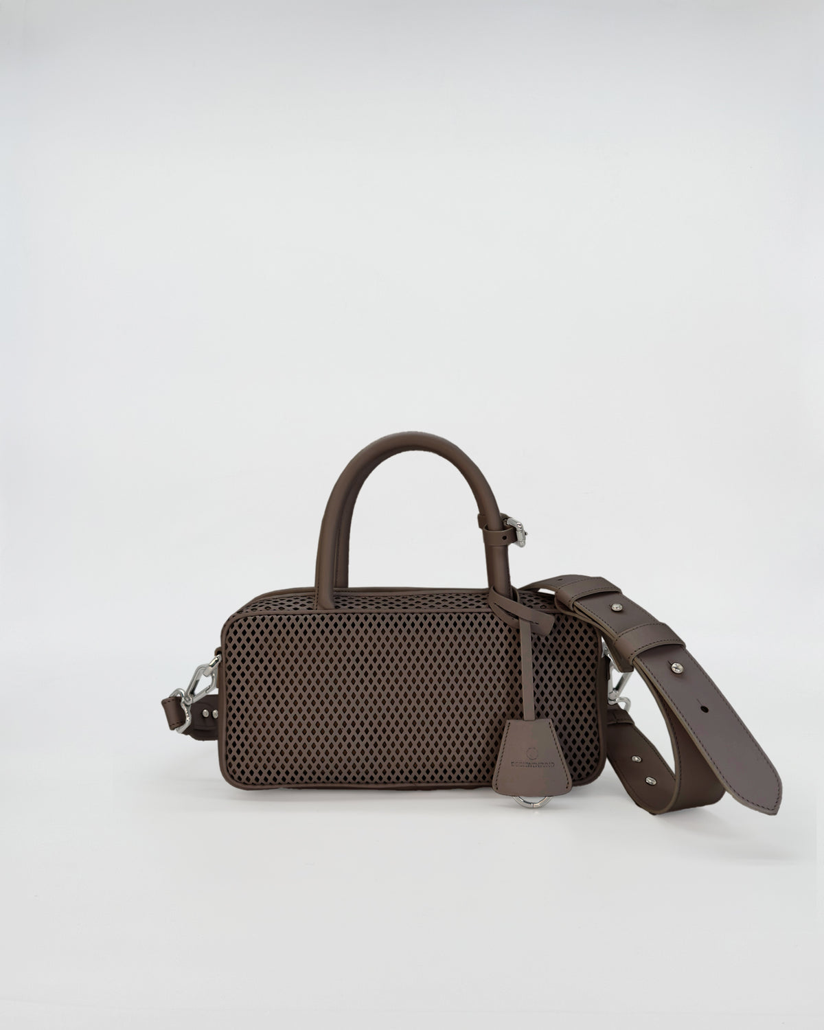 Borsa ASIA VITELLO FORATO in pelle forata, design versatile con tracolla regolabile, colore marrone.
