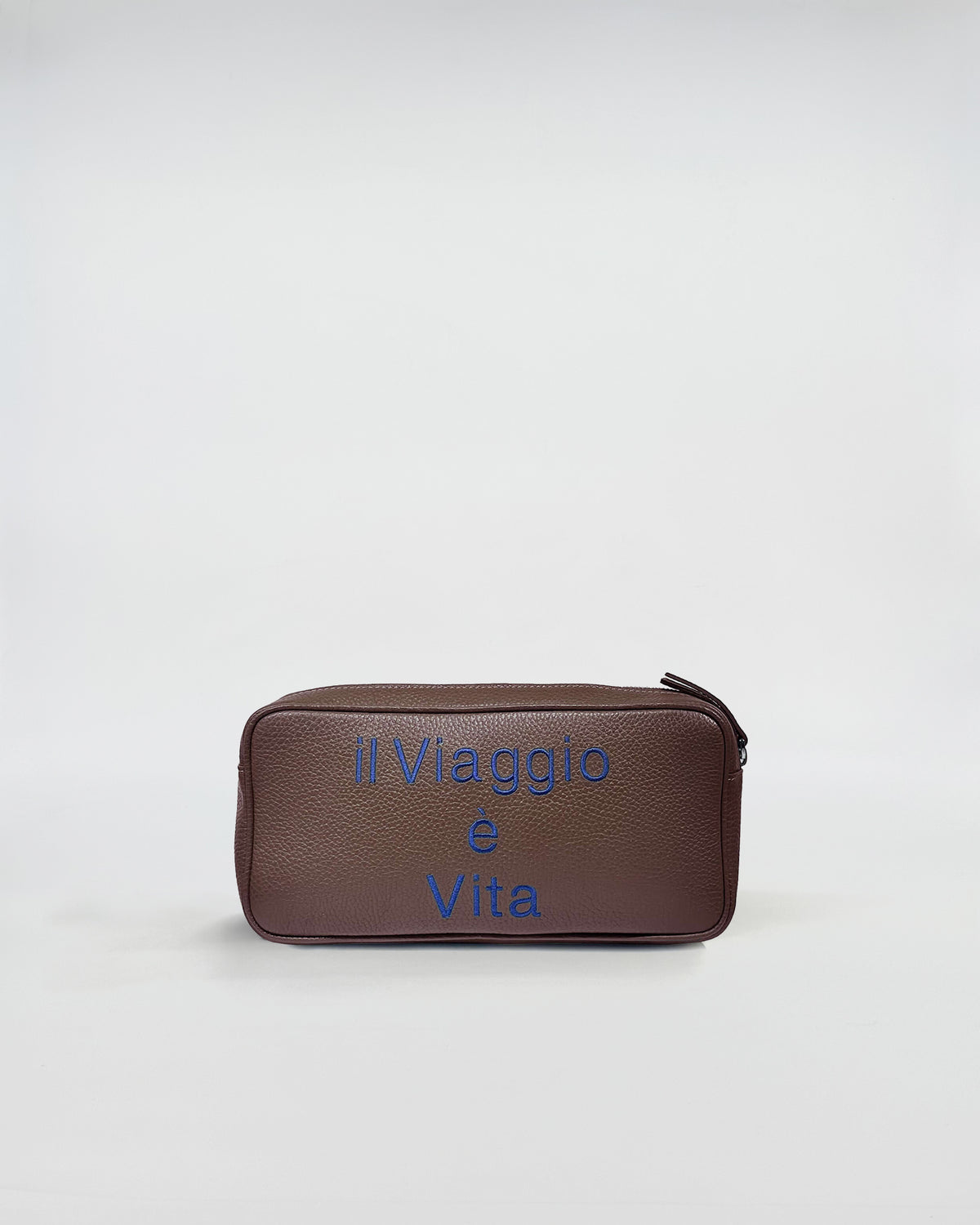 BEAUTY IN PELLE PERSONALIZZATO elegante beauty case in pelle marrone con scritte blu, accessorio di bellezza unico e personalizzabile.