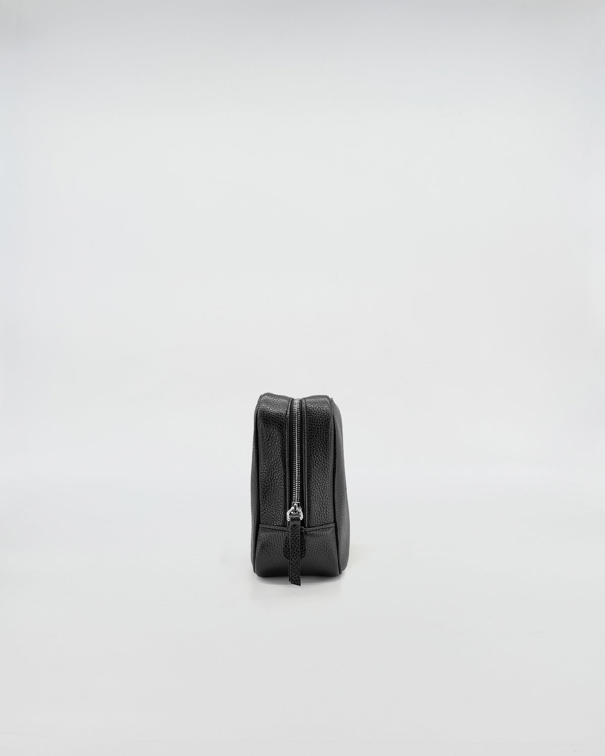 BEAUTY MEDIUM IN PELLE PERSONALIZZATO - eleganza in pelle nera con zip per organizzare i tuoi cosmetici.