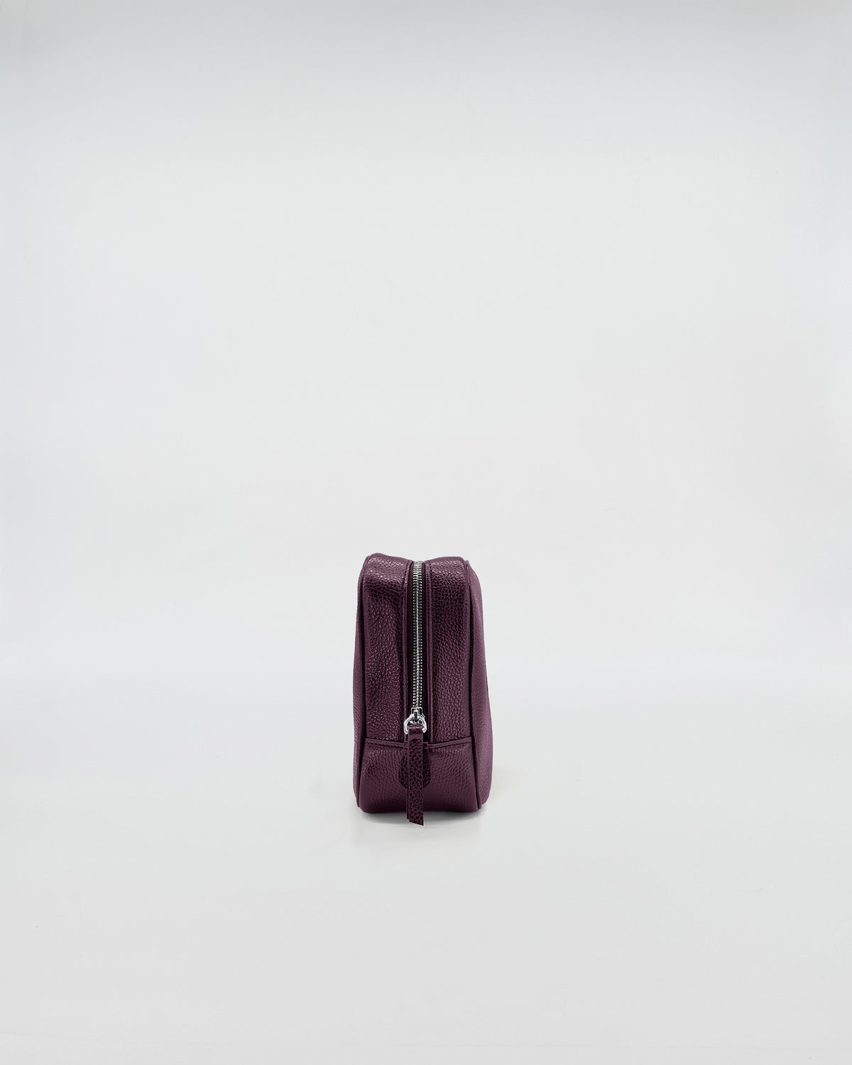 BEAUTY MEDIUM IN PELLE PERSONALIZZATO in elegante pelle viola con chiusura a zip.