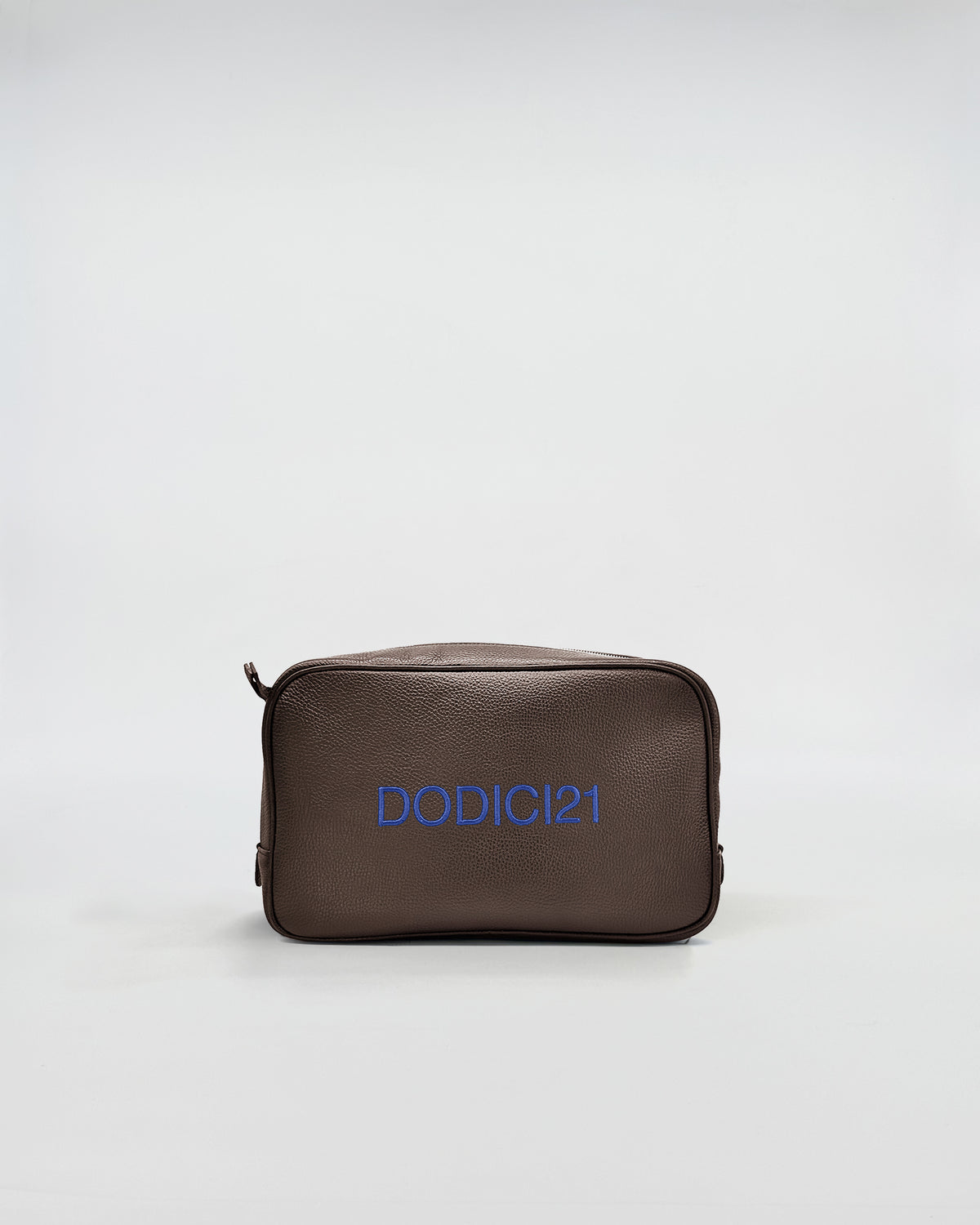 BEAUTY MEDIUM IN PELLE PERSONALIZZATO in elegante pelle marrone con personalizzazione DODICI21 in blu.