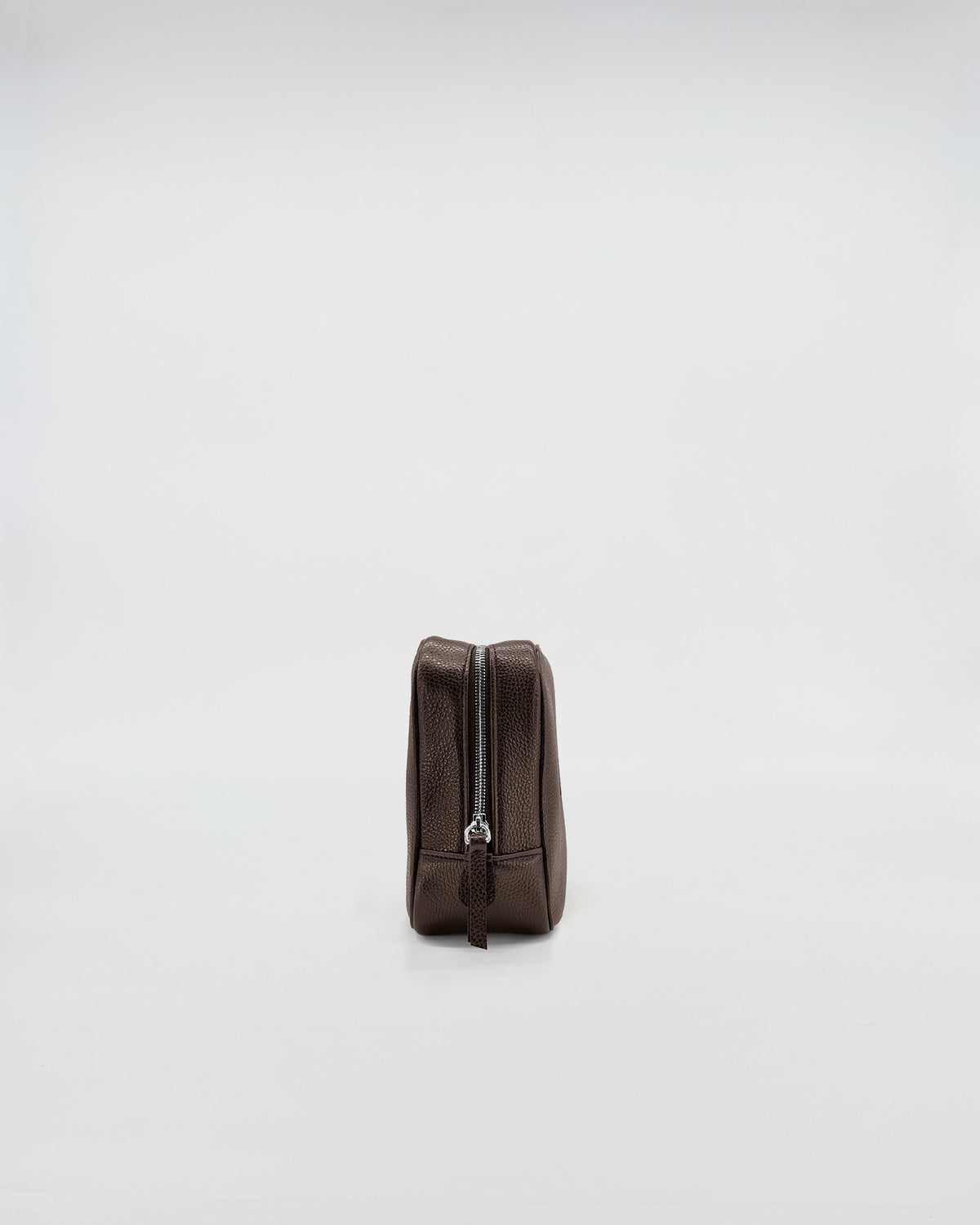 BEAUTY MEDIUM IN PELLE PERSONALIZZATO, elegante beauty in pelle marrone con zip, vista laterale.