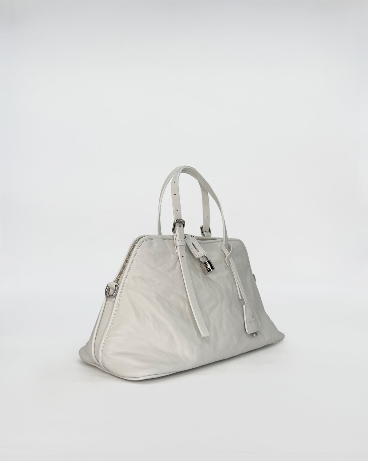 BOWLING VITELLO LAVATO, eleganza contemporanea in pelle di vitello liscio lavato, borsa bianca dal design essenziale.