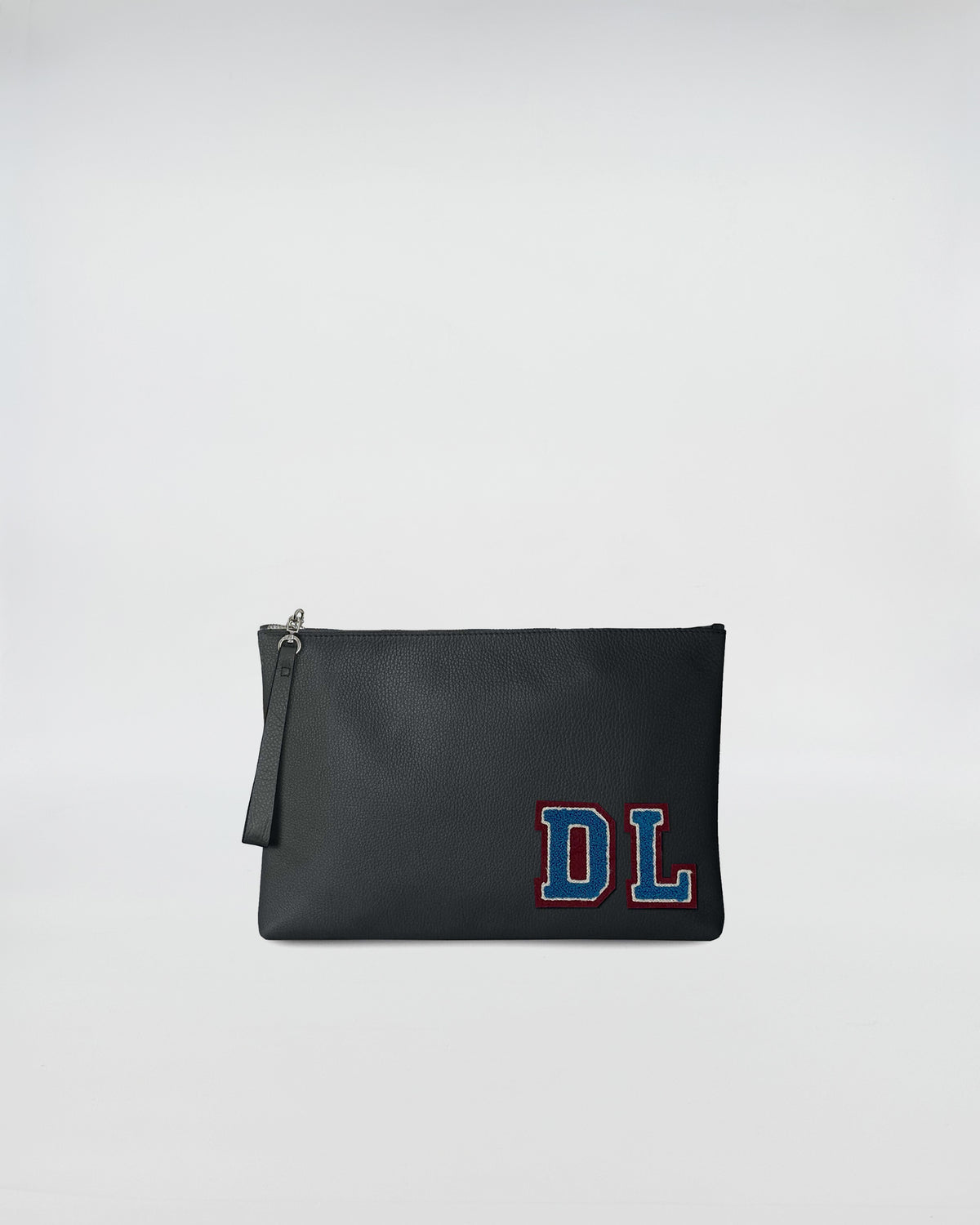 BUSTA A4 PERSONALIZZATA in pelle nera con patch 'DL' colorato e zip per chi ama ironia e praticità