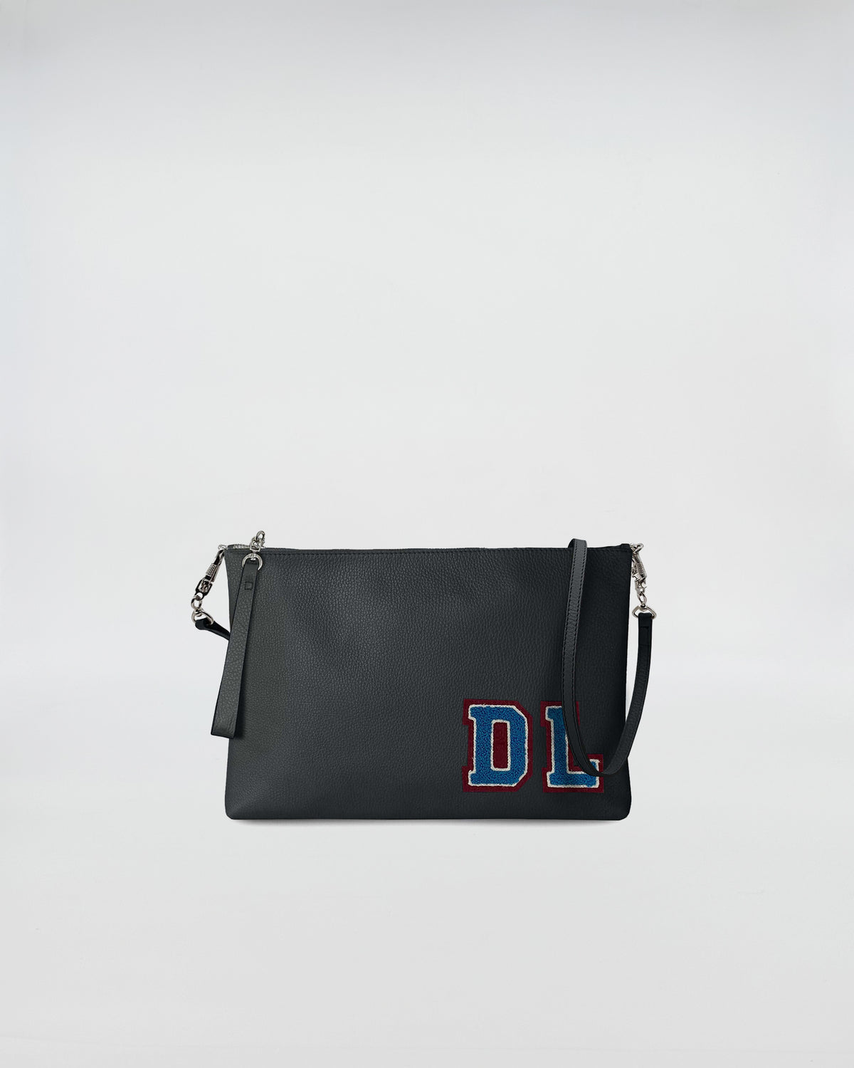 BUSTA A4 PERSONALIZZATA CON TRL in pelle nera con patch decorativo e tracolla regolabile