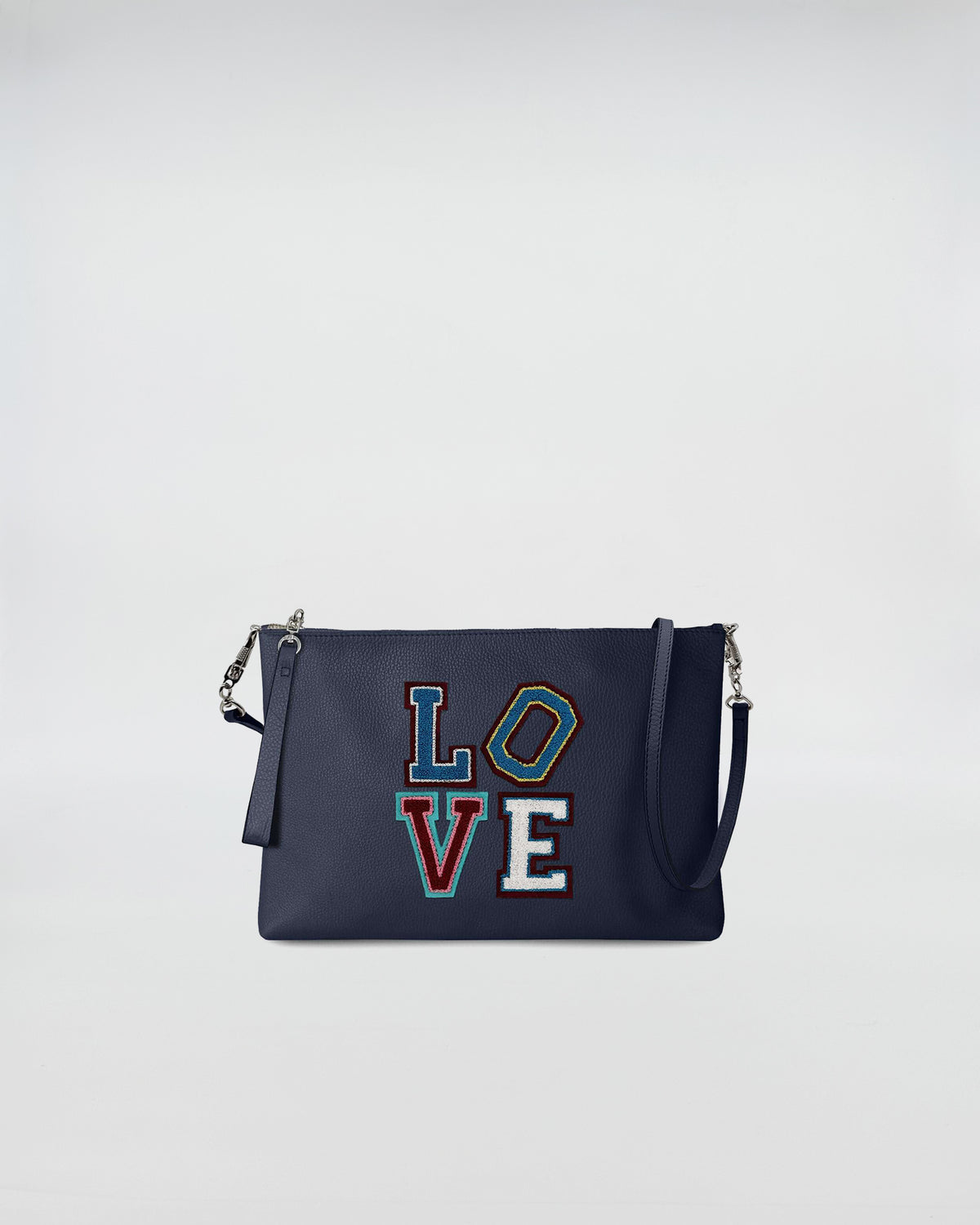 BUSTA A4 CON TRL LOVE con decorazione LOVE su sfondo blu navy, tracolla rimovibile e design pratico.