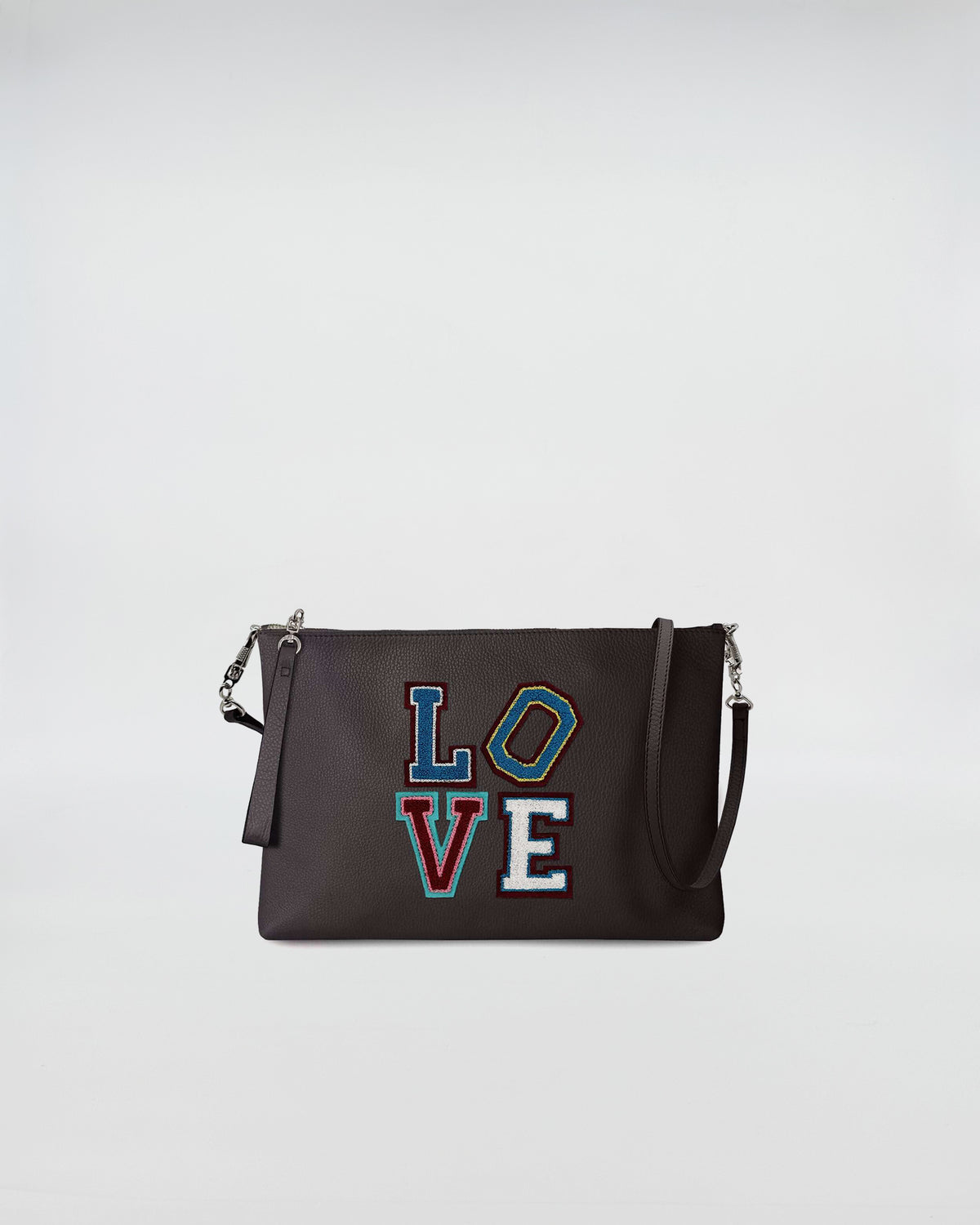 BUSTA A4 CON TRL LOVE con patch LOVE su fondo scuro, tracolla rimovibile e design compatto.