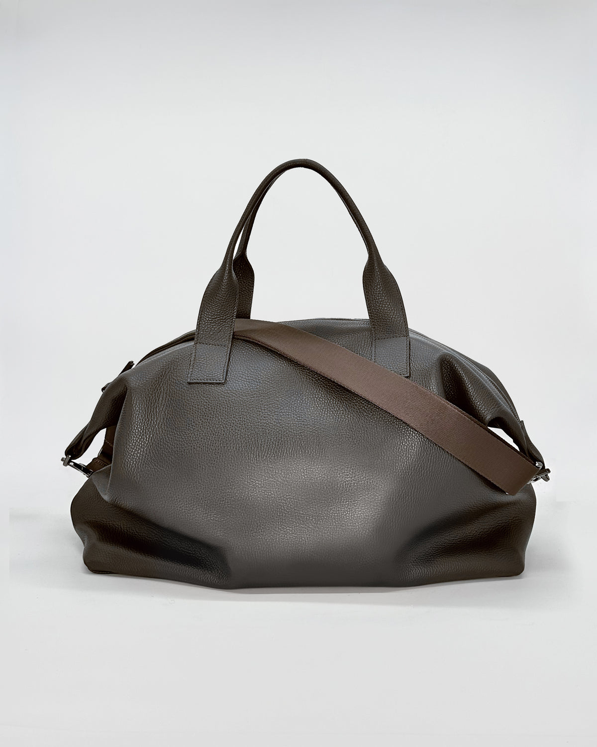 Stylish black travel bag with a removable shoulder strap, perfect for sports and weekend getaways.