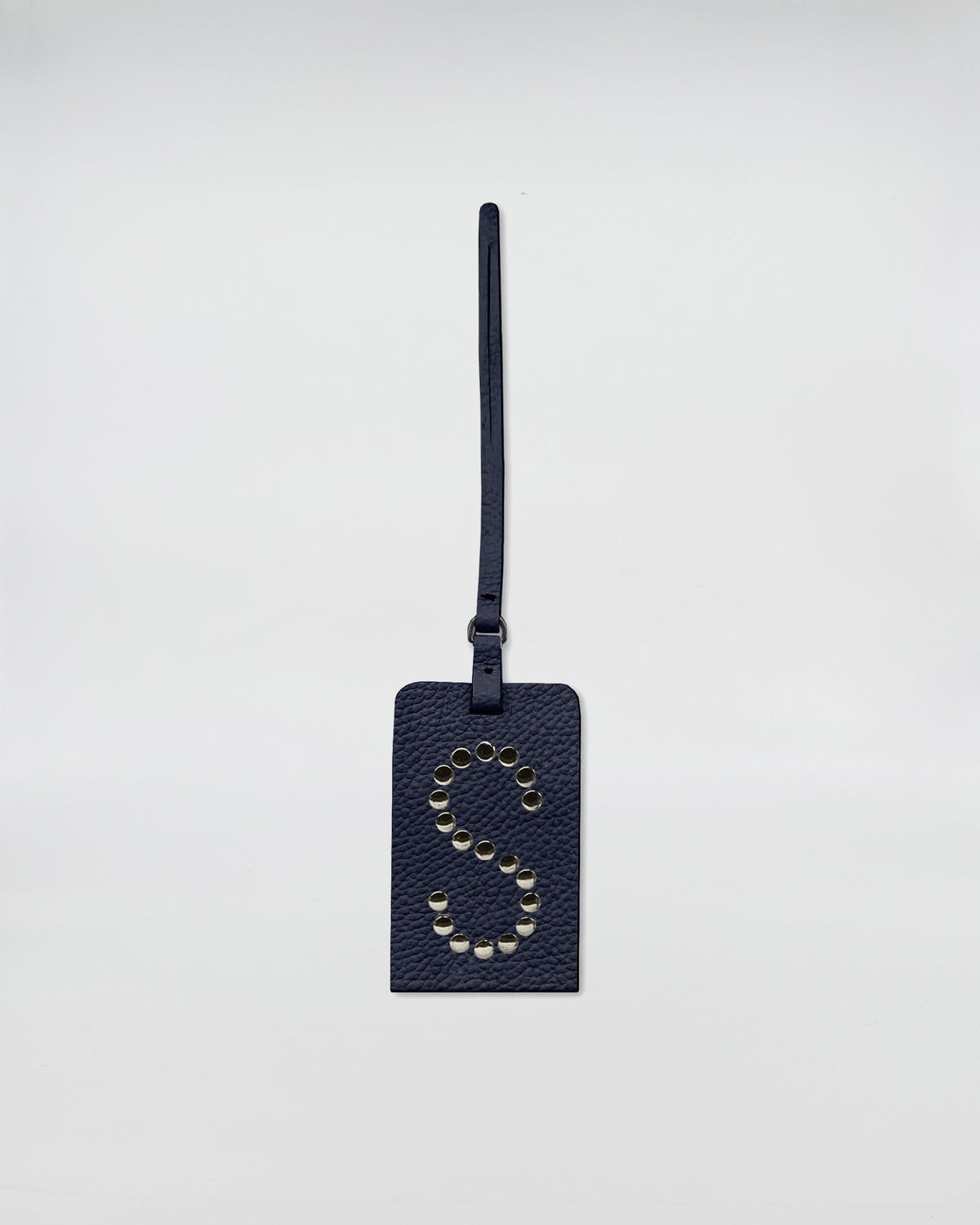 CHARM PERSONALIZZATO ROCK in pelle nera con iniziale S e occhielli nickel su fondo bianco.