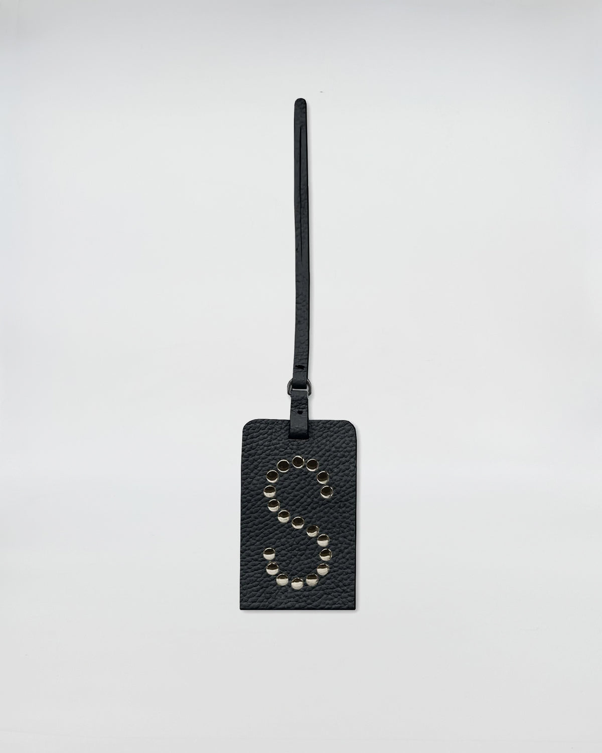CHARM PERSONALIZZATO ROCK in pelle nera con lettere e occhielli, accessorio unico e personalizzabile.