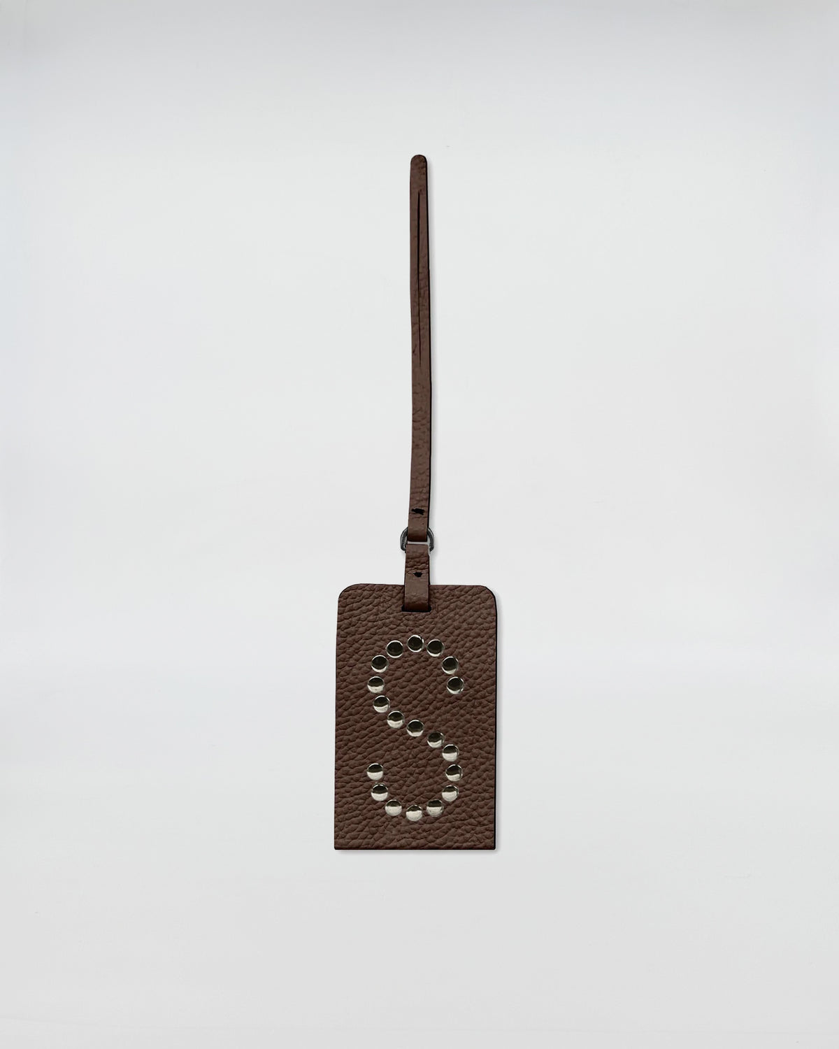 CHARM PERSONALIZZATO ROCK in pelle marrone con iniziale S personalizzata e occhielli nickel.