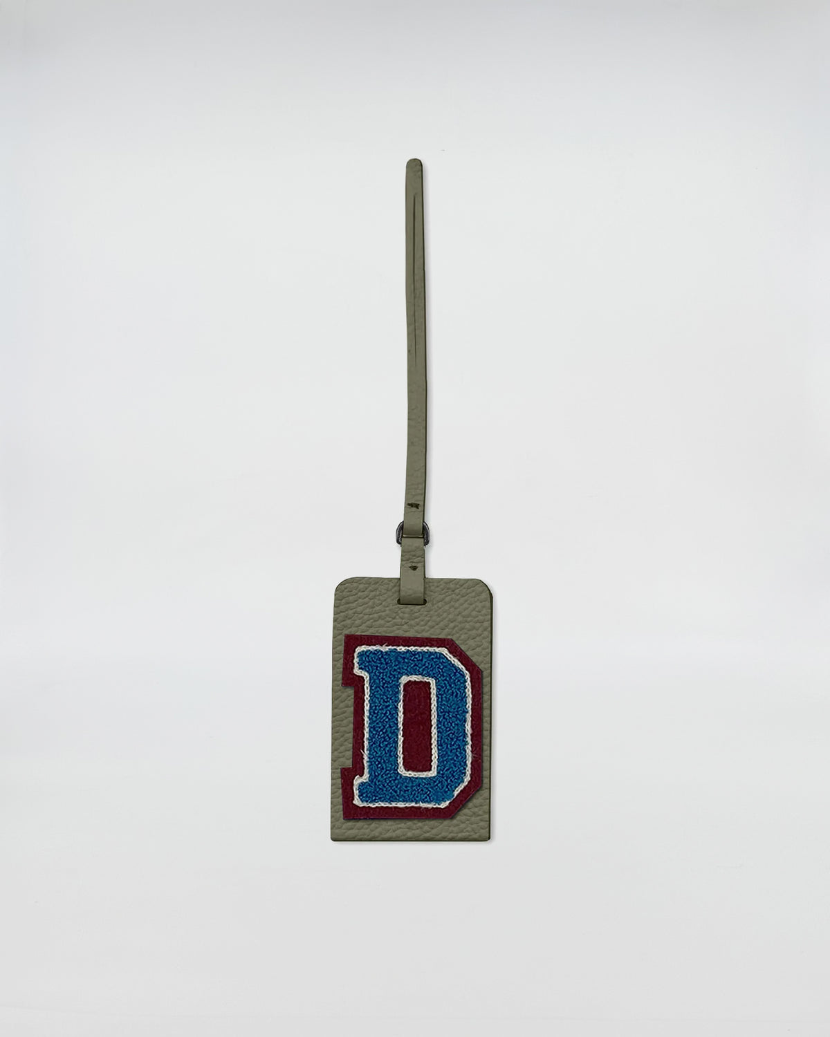 CHARM PERSONALIZZATO PATCH in pelle con patch lettera D ricamata in blu e bordeaux, accessorio distintivo per borse.