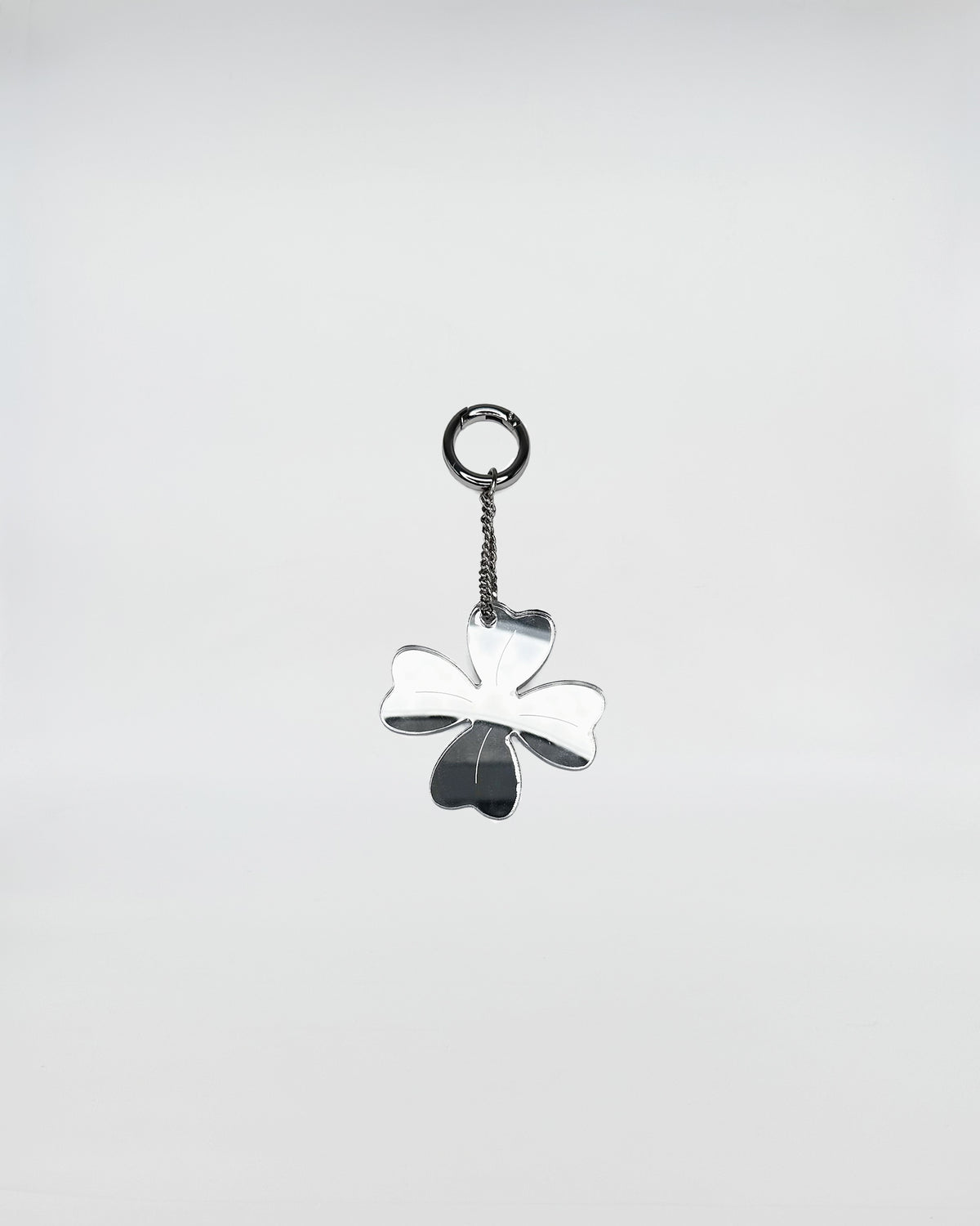 CHARMS PLEXI QUADRIFOGLIO in polished plexiglass with metal chain, adding a playful touch to accessories.