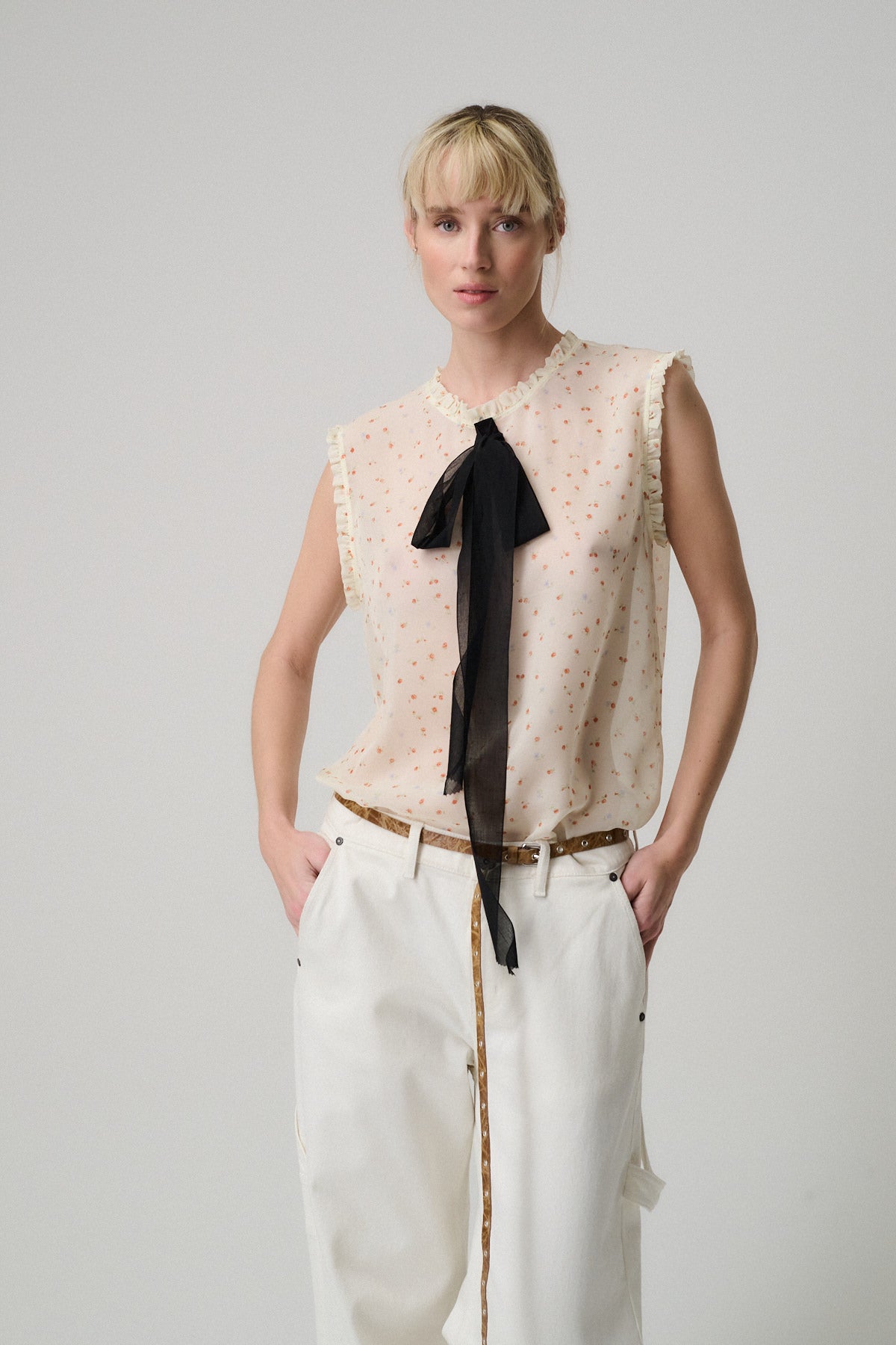 Top LULU SETA FANTASIA ROSE indossato da modella, elegante blusa in georgette di seta con nastro in cotone.