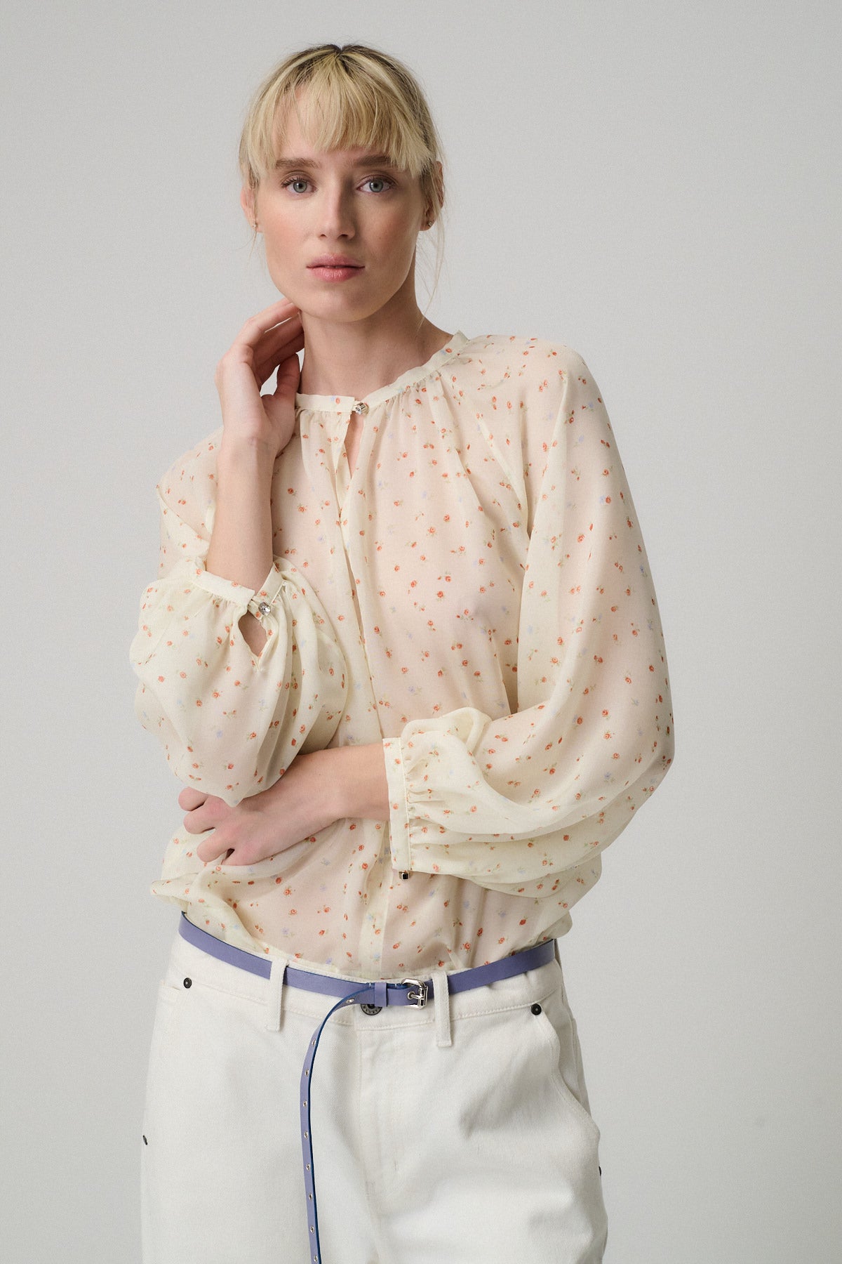 CAMICIA COLETTE FANTASIE ROSE indossata da una modella con maniche a sbuffo e fantasia floreale.