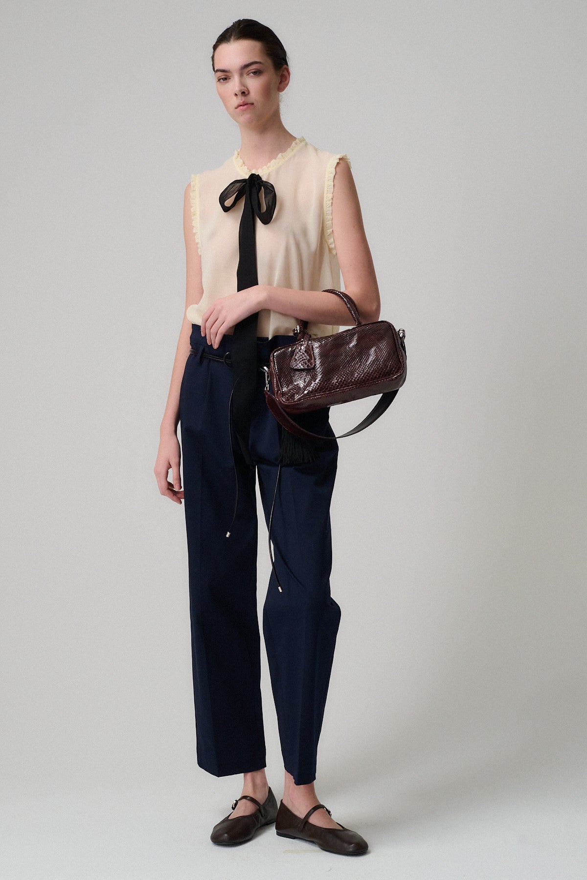 BORSA ASIA PITONE LAVATO EFFETTO VINTAGE indossata da una modella con un outfit elegante.