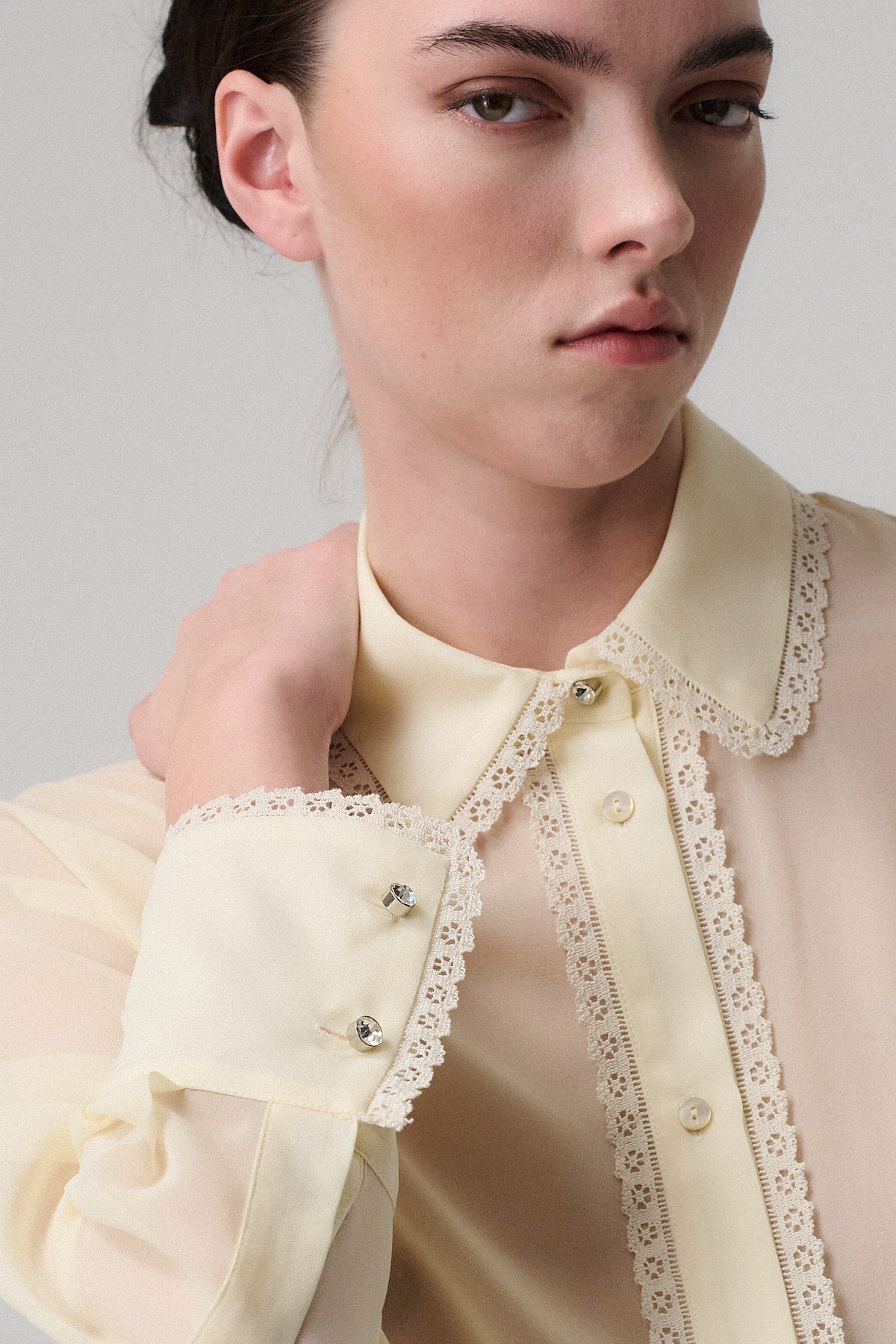 CAMICIA ISOTTA SETA CON PIZZO indossata da un modello, evidenziando i dettagli del colletto e del polso in pizzo.