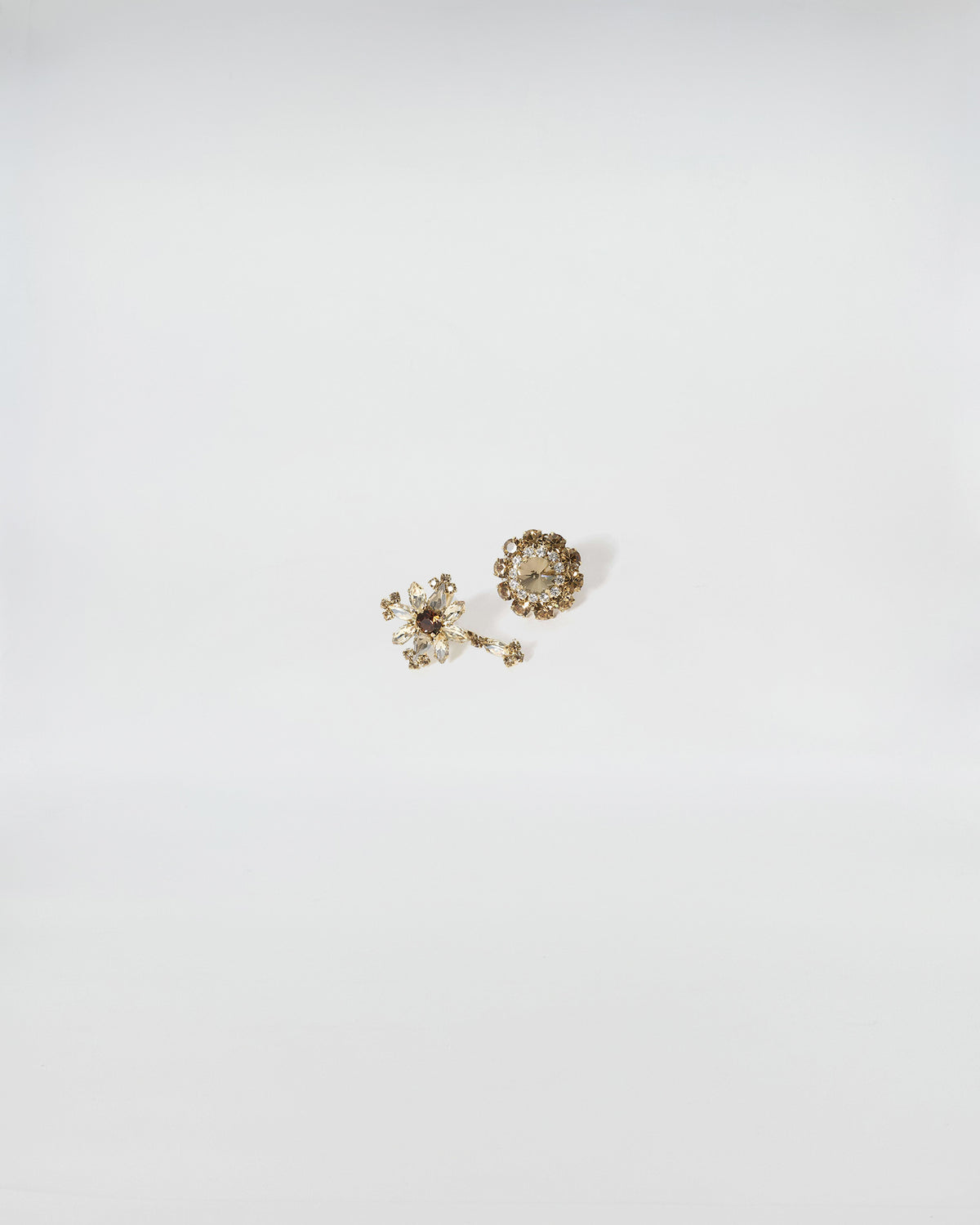 GEMELLI FIORE-CROCE con brillanti cristalli e finitura in oro, design elegante per un look raffinato.
