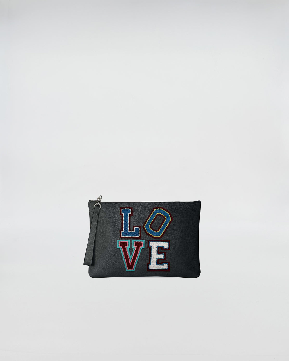 POCHETTE JOY LOVE PATCH with LOVE patch design, showcasing a minimalist style and practical zip closure.