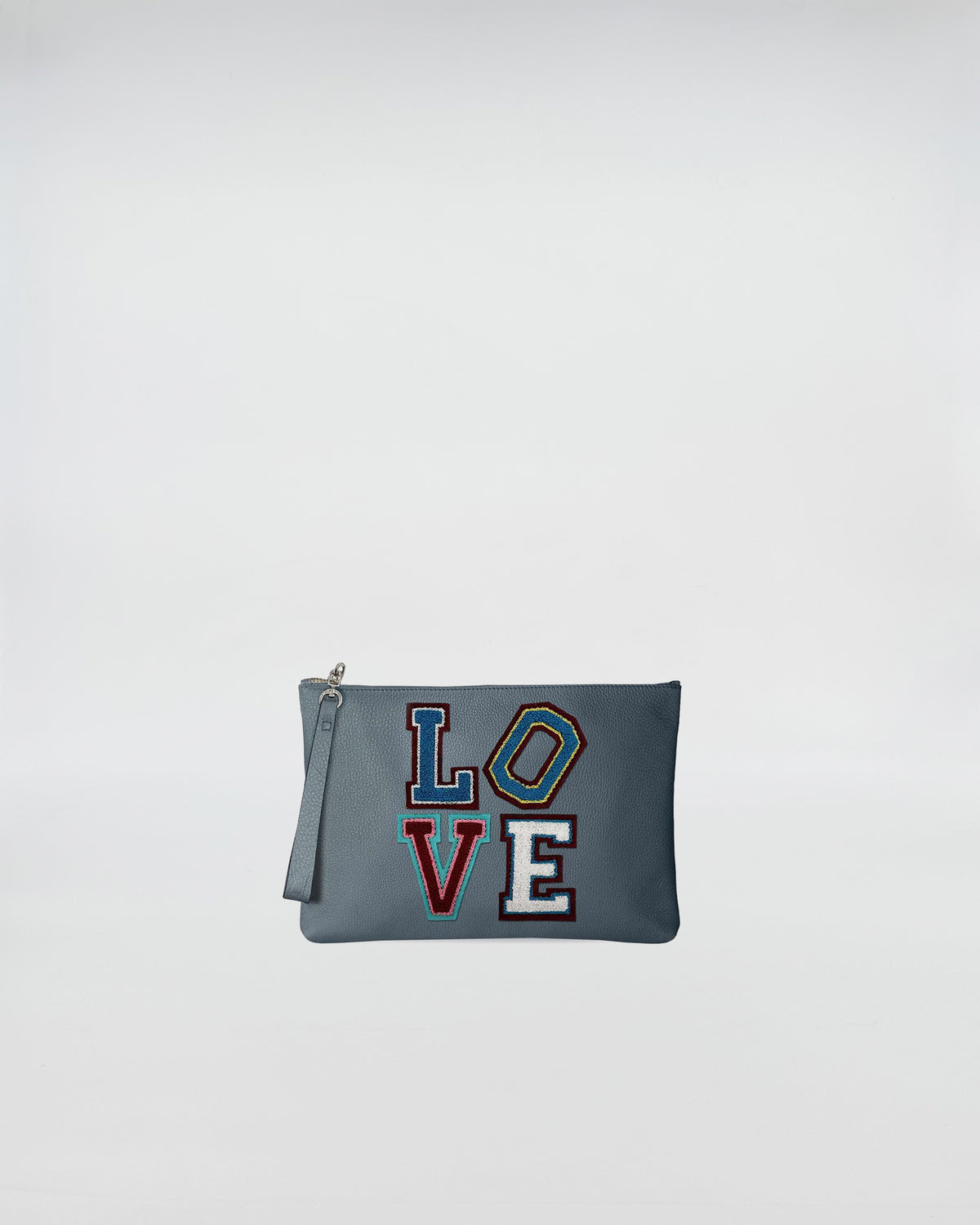 POCHETTE JOY LOVE PATCH in grey leather with colorful LOVE patch design and zip closure.