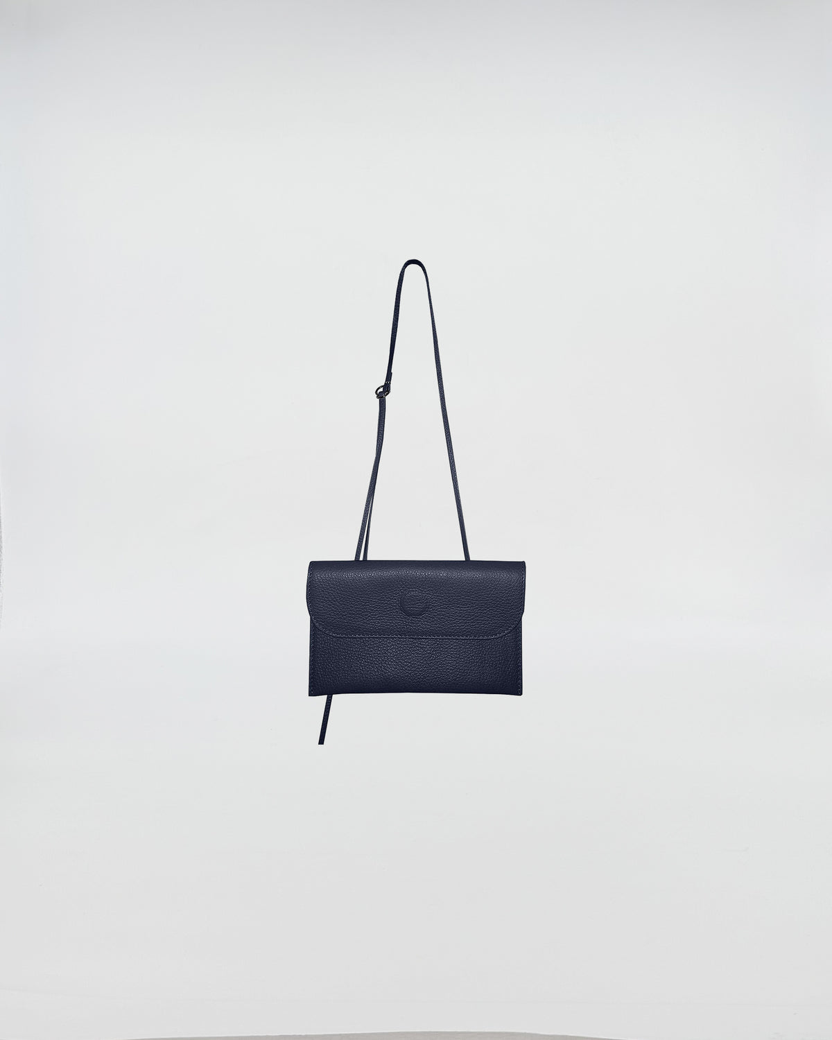 PORTAOCCHIALI CON TRACOLLA in pelle nera con tracolla removibile, un accessorio elegante per la donna moderna.