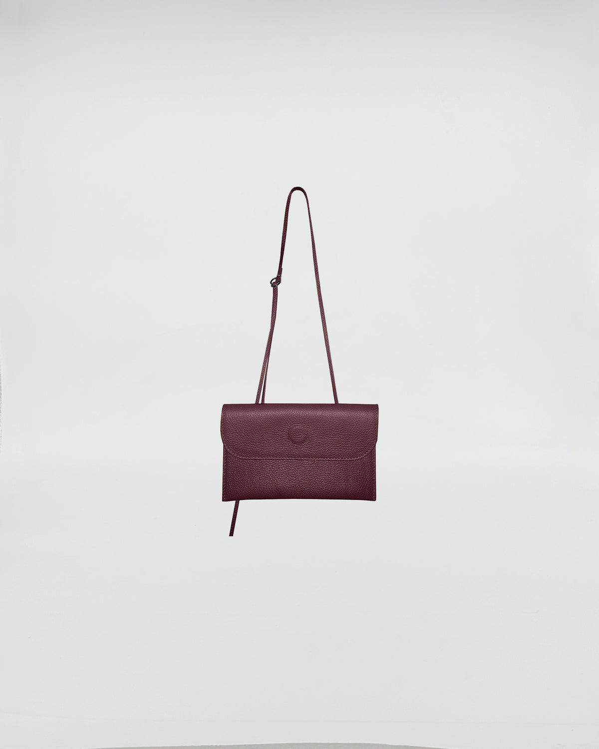 PORTAOCCHIALI CON TRACOLLA in vitello pieno fiore, borsa a tracolla elegante color bordeaux.