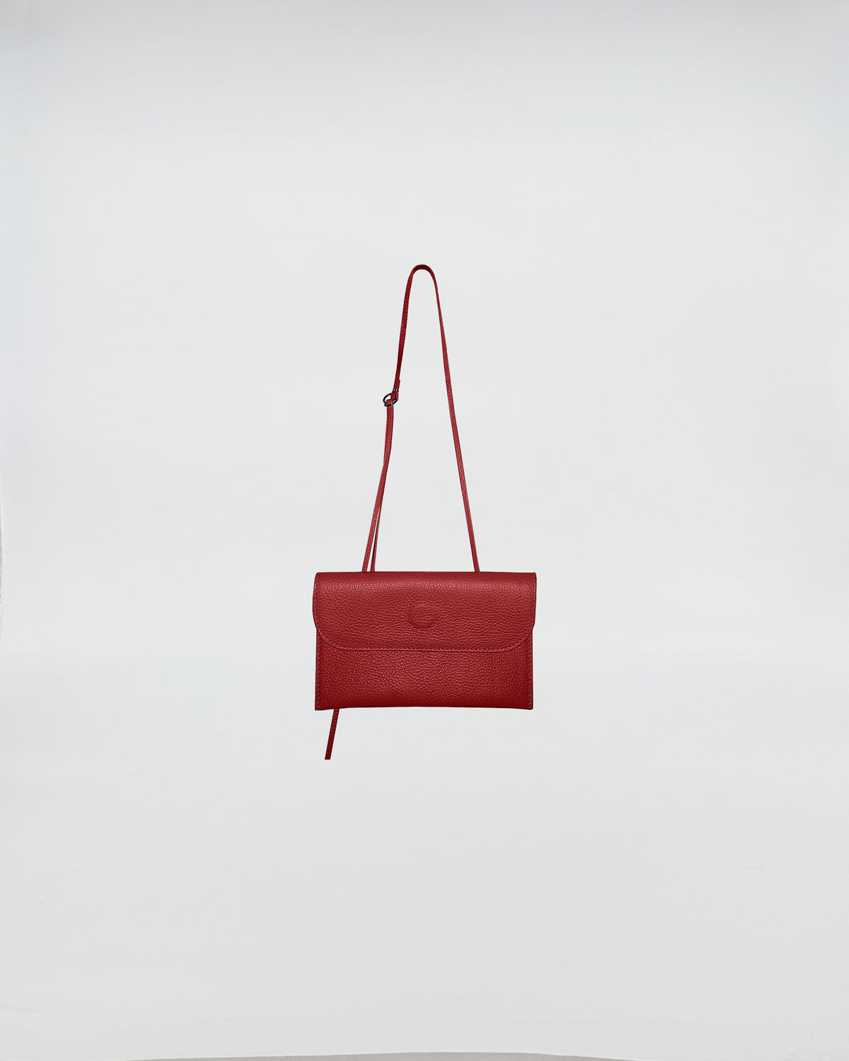 PORTAOCCHIALI CON TRACOLLA in vitello pieno fiore, color rosso, con tracolla rimovibile, accessorio elegante e pratico.