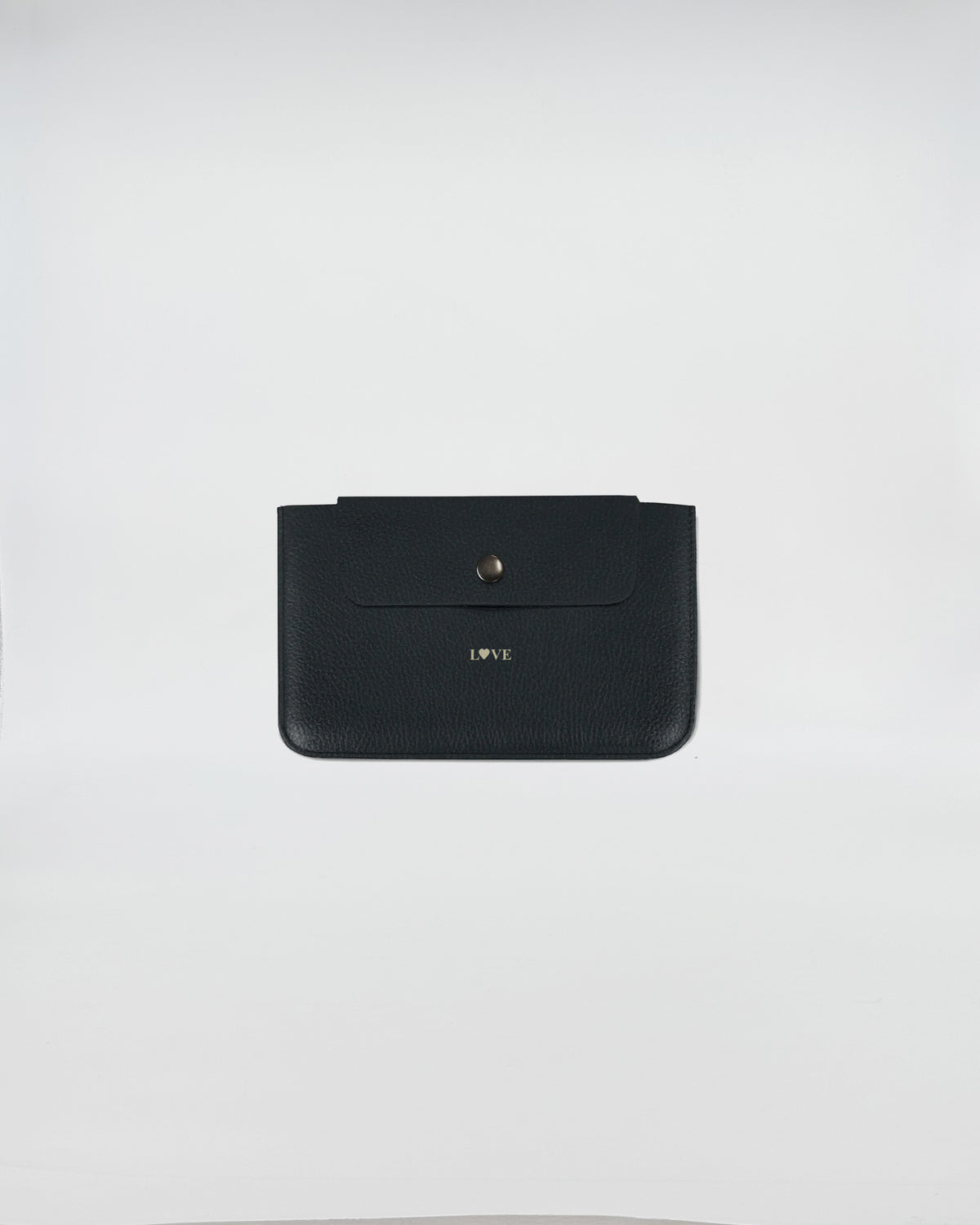 Porta documenti LOVE in pelle nera con chiusura a bottone e personalizzazione 'LOVE'.