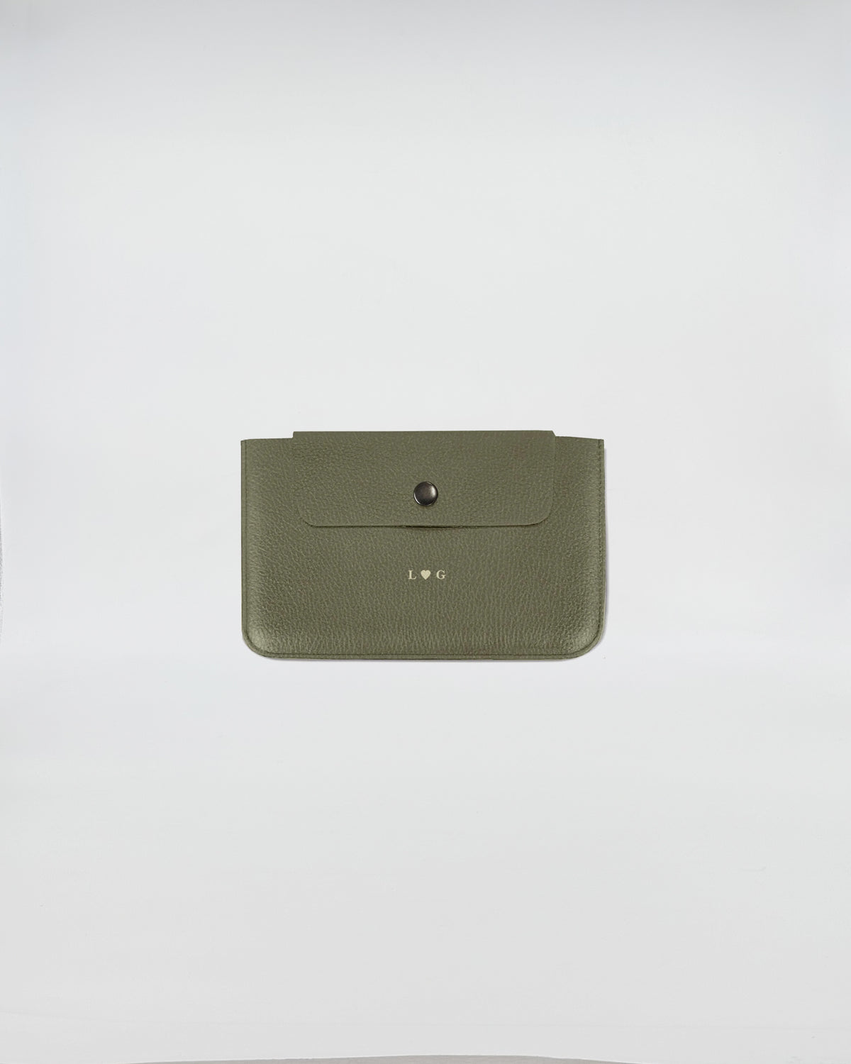 Porta documenti LETTERING in verde olive, elegante accessorio per documenti e trucchi, personalizzato con stampo a caldo.