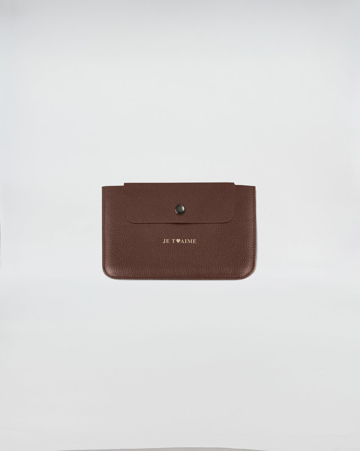 Porta documenti JE T’AIME in pelle marrone con chiusura a bottone, elegante e personalizzato.
