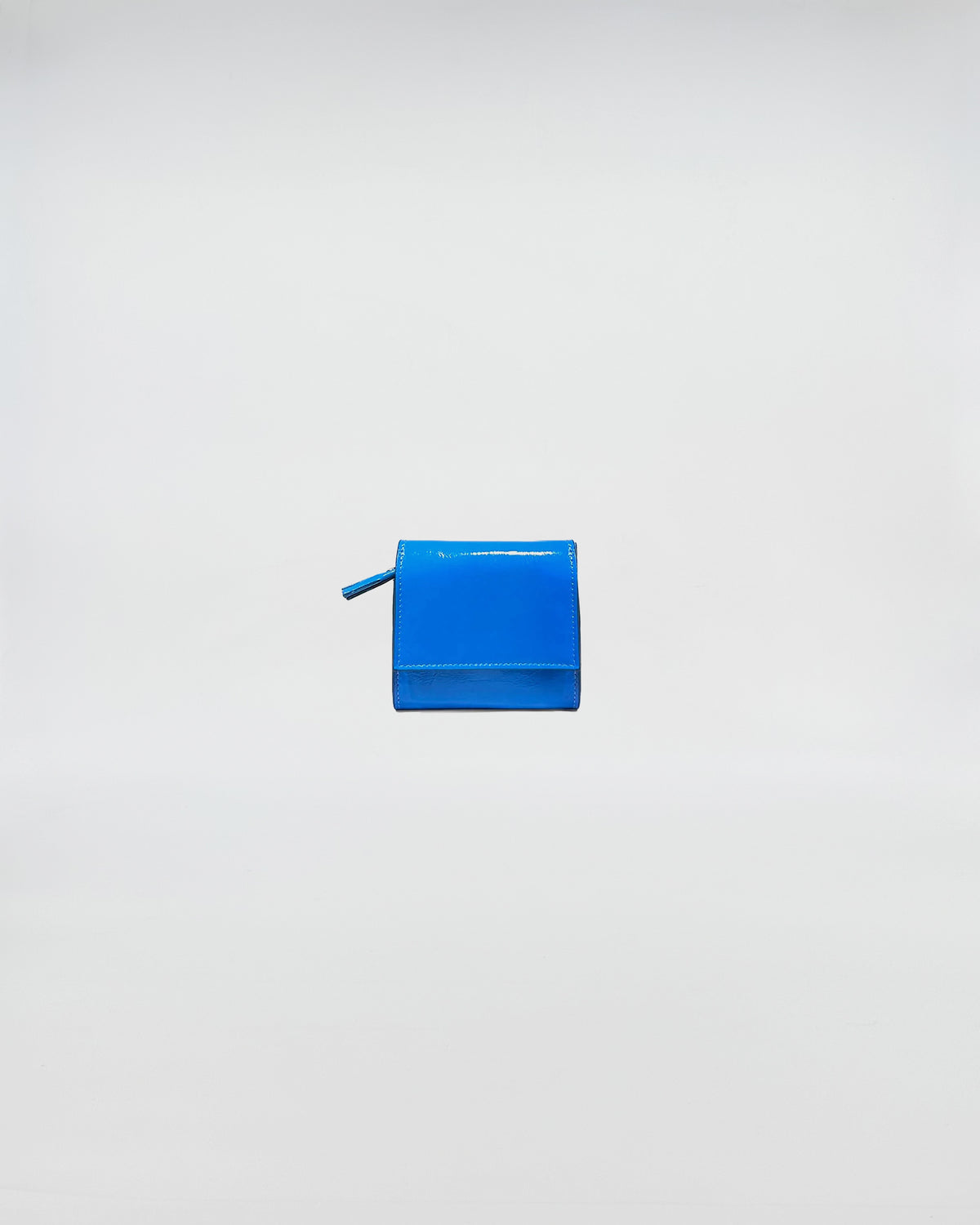 PORTAFOGLIO POCKET in blue vitello naplack with organized compartments for cards and cash.