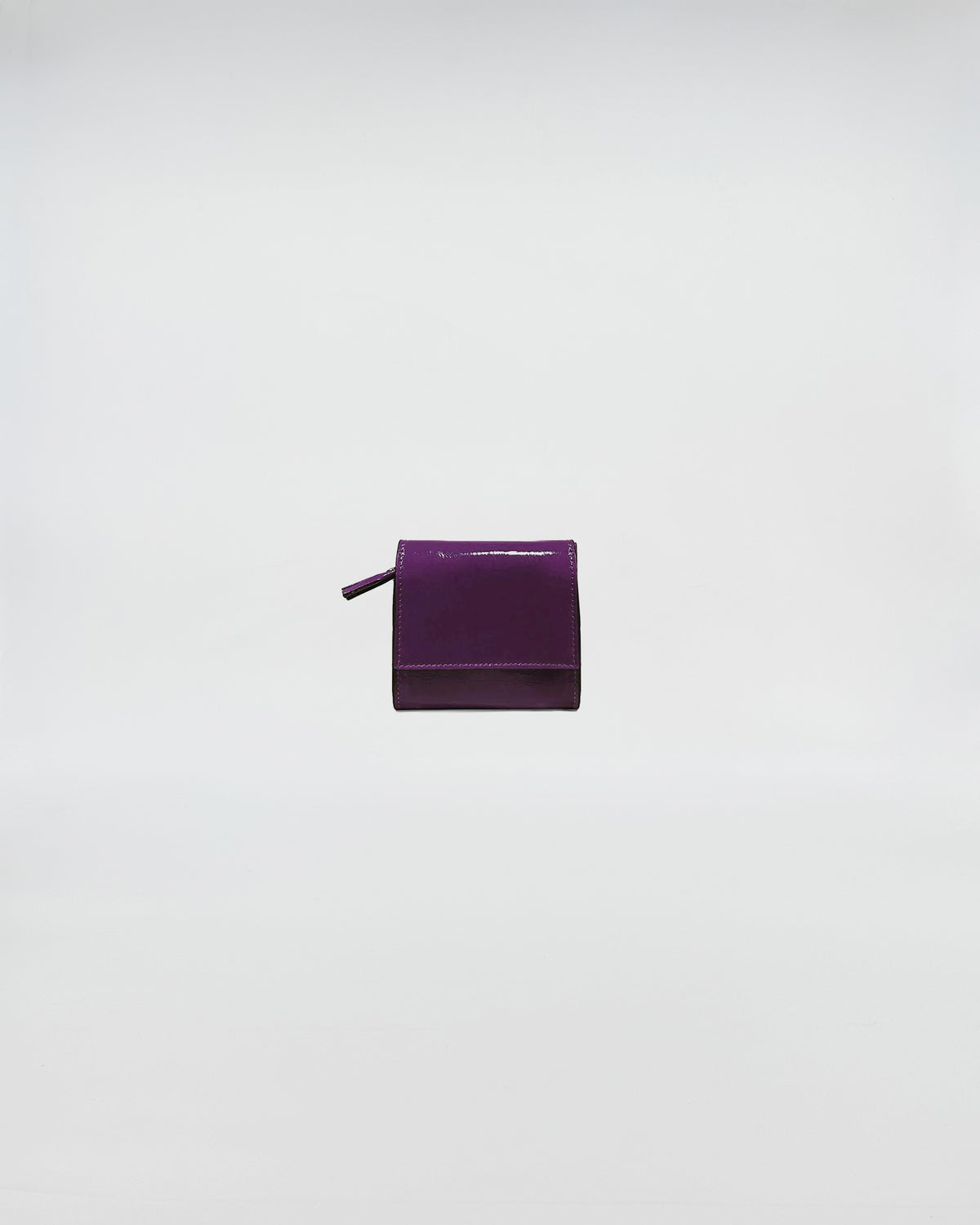 PORTAFOGLIO POCKET in vitello naplack viola, chiusura a pressione e design elegante per uso quotidiano.