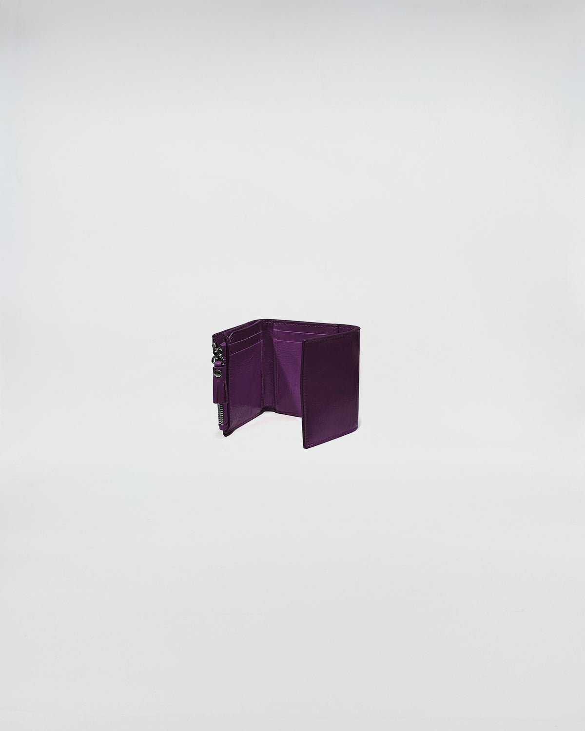 Portafoglio Pocket in vitello naplack con interno viola, scomparti per carte e chiusura a pressione.