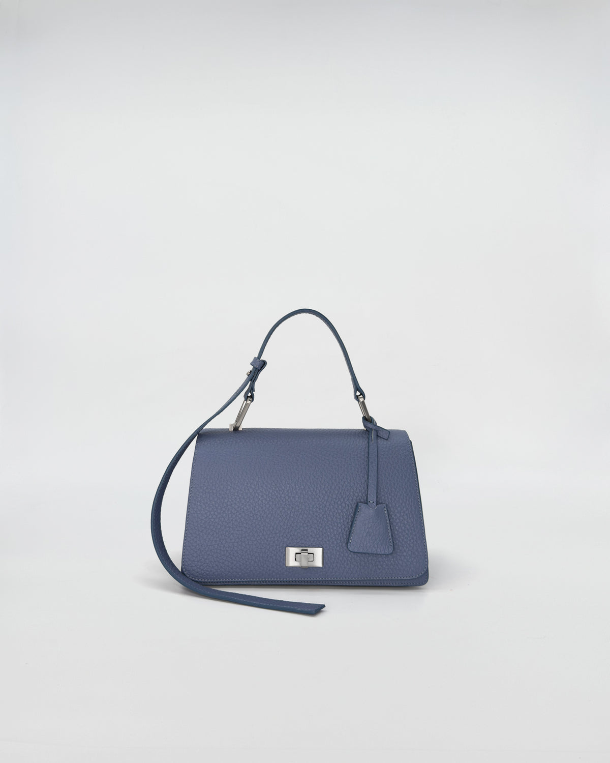 Borsa in pelle blu elegante Queen Vitello con manico e tracolla, dettagli in metallo.
