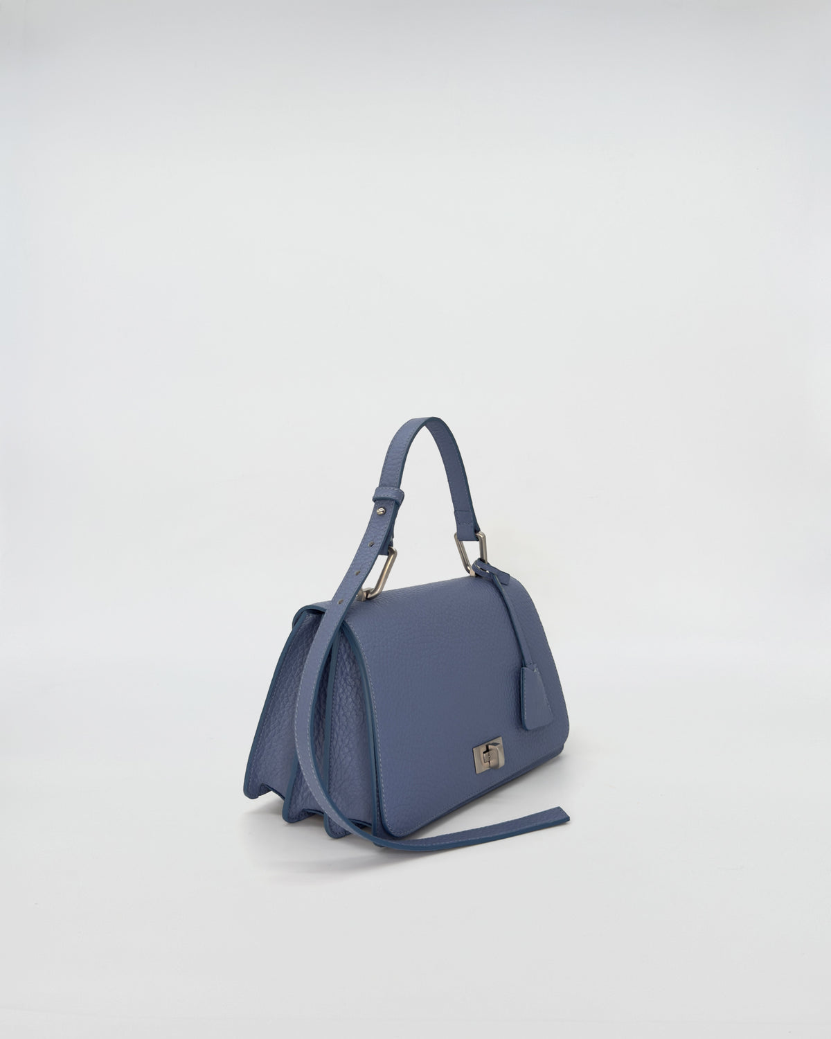 Borsa QUEEN VITELLO blu, con manico e tracolla, vista laterale su sfondo neutro.