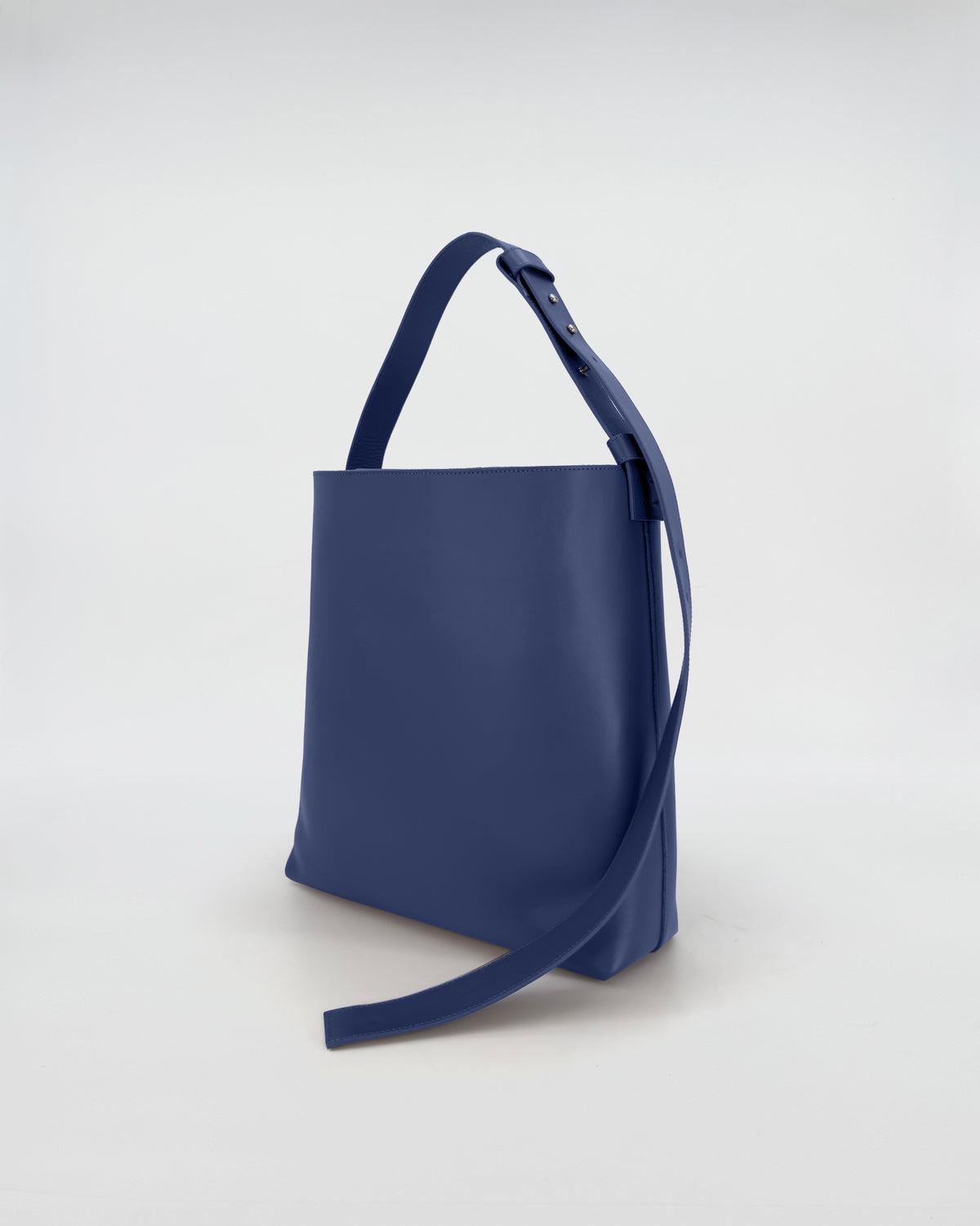 SOPHIA VITELLO LISCIO bucket bag in contemporary design with a soft suede lining, shown in blue.