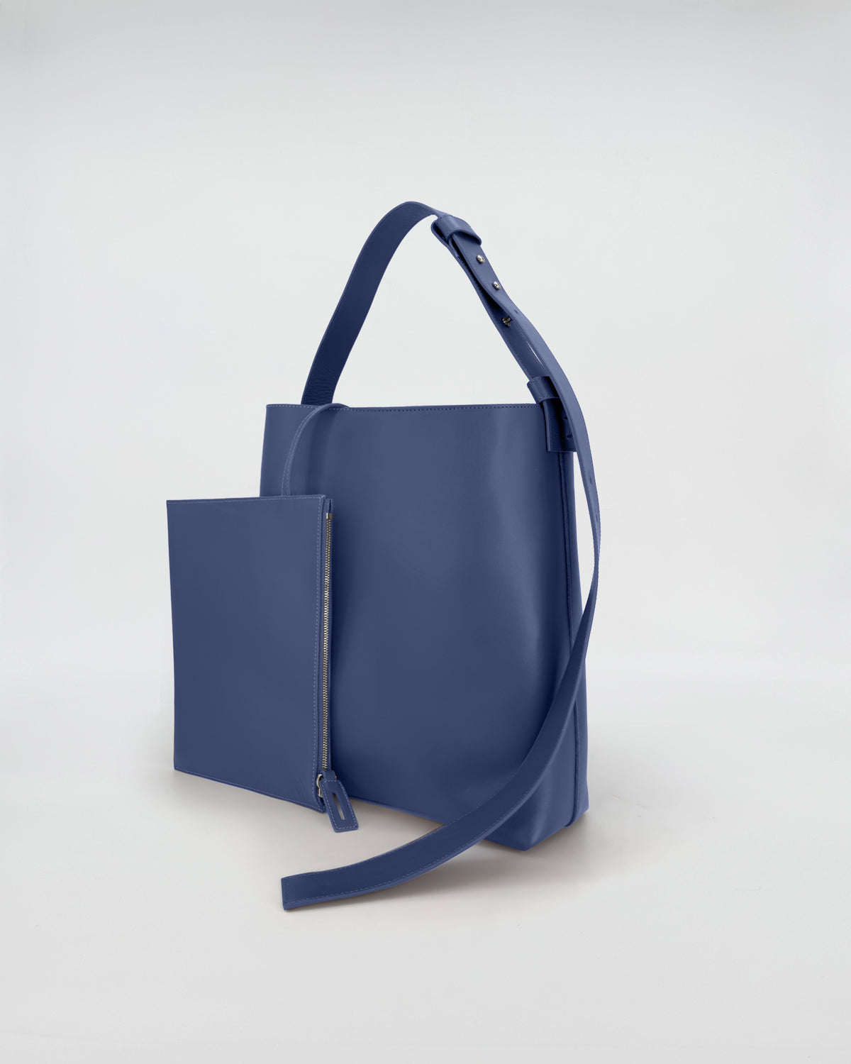 SOPHIA VITELLO LISCIO bucket bag in blue with a removable pouch, perfect for everyday use.