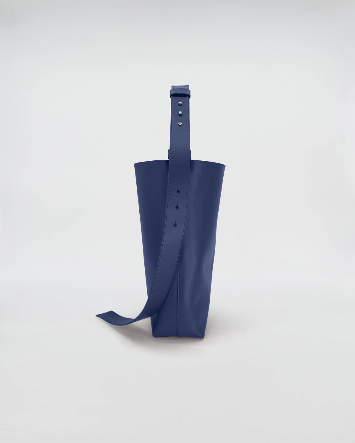 SOPHIA VITELLO LISCIO bucket bag in blue with an essential contemporary design.