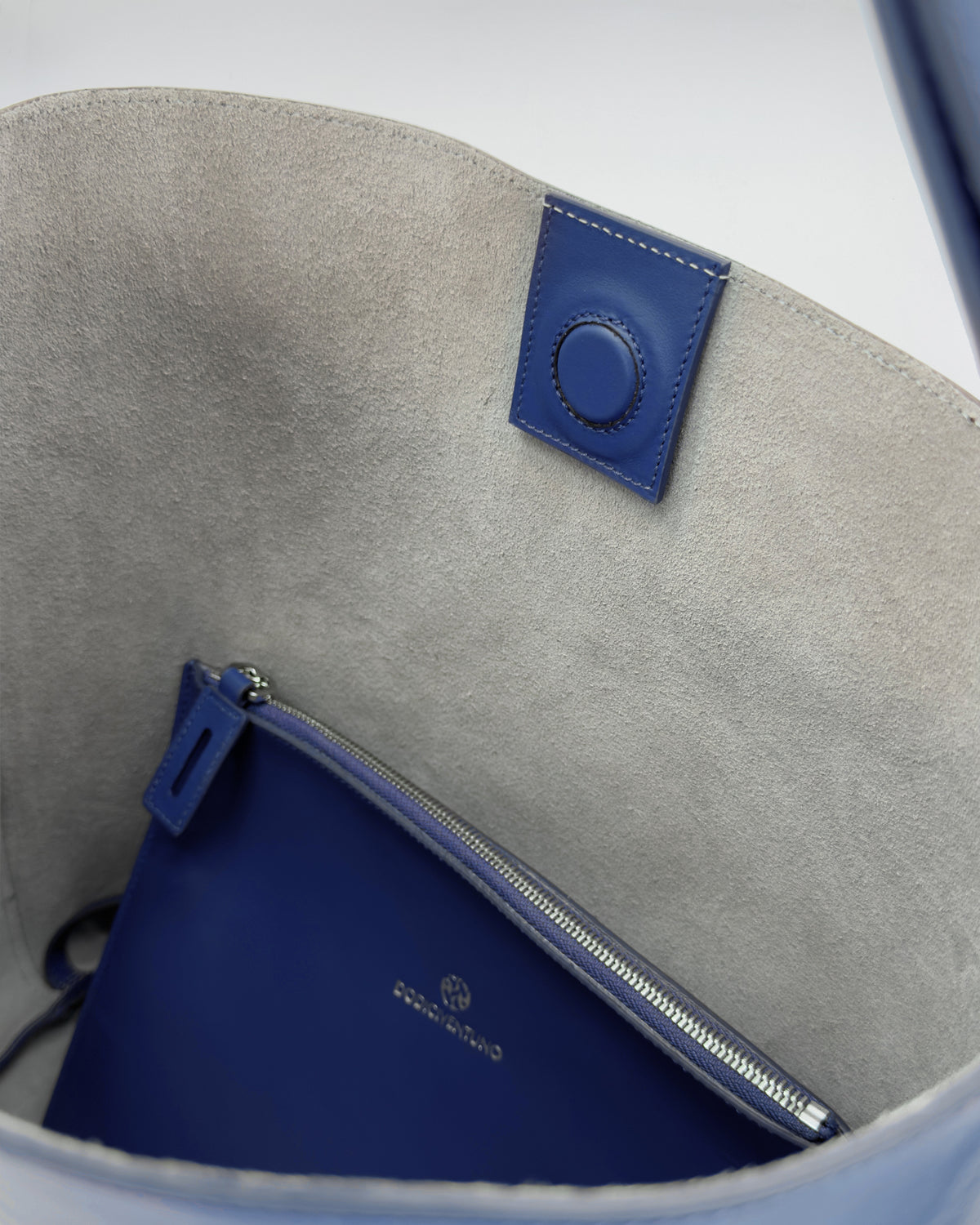 Interno della borsa SOPHIA VITELLO LISCIO con fodera in suede e tasca blu