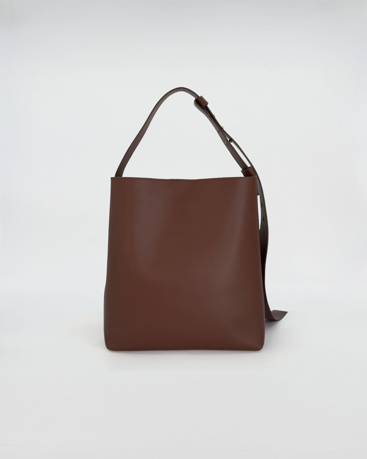 Borsa SOPHIA VITELLO LISCIO in pelle marrone, design essenziale e contemporaneo, ideale per l'uso quotidiano.