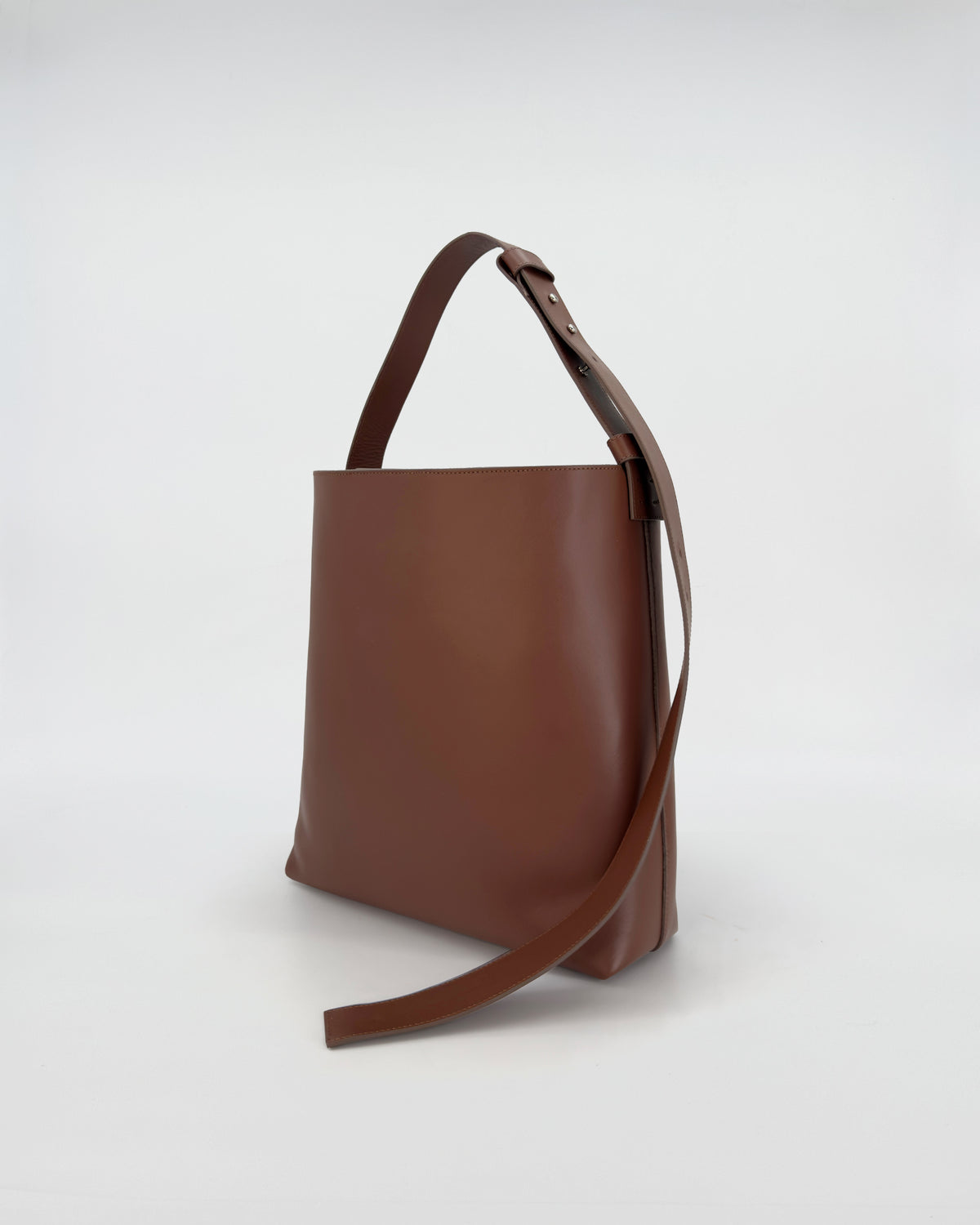 Borsa SOPHIA VITELLO LISCIO in pelle marrone, design contemporaneo e pratico, ideale per l'uso quotidiano.