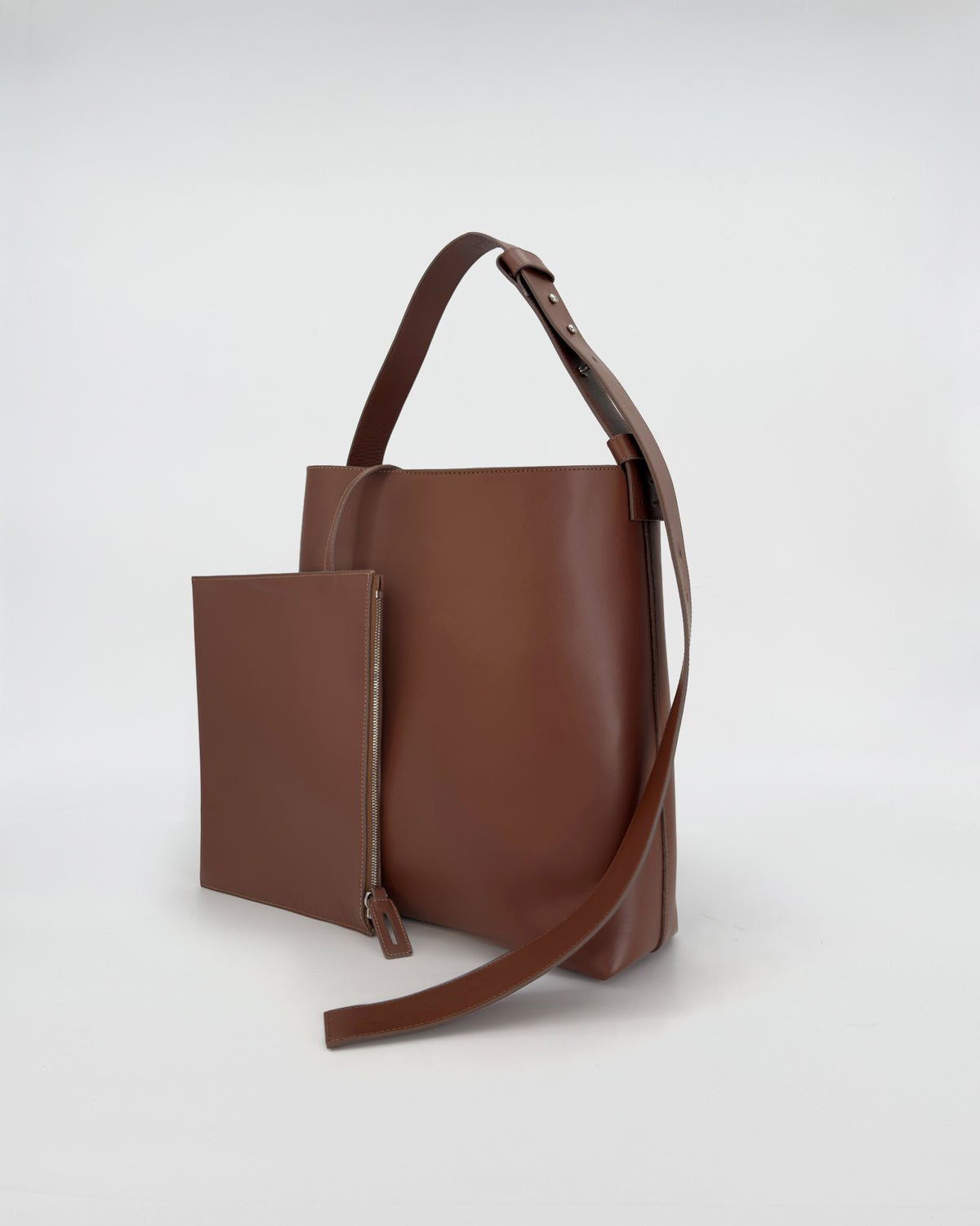 SOPHIA VITELLO LISCIO Bucket bag in brown leather with an attached zip pouch.