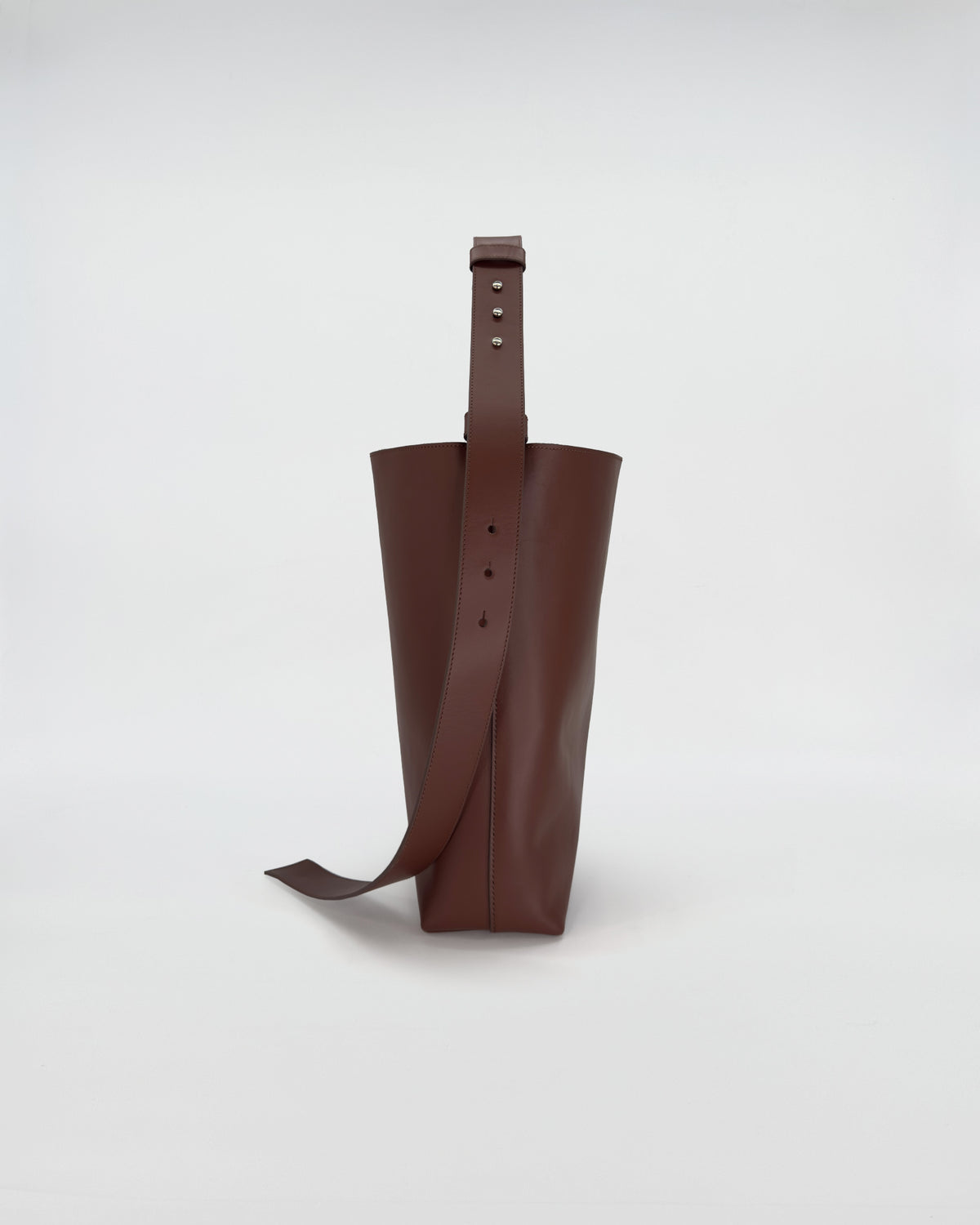 Borsa SOPHIA VITELLO LISCIO, design contemporaneo in pelle marrone con tracolla regolabile.