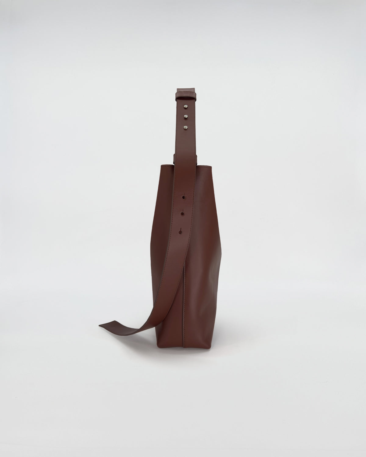 SOPHIA VITELLO LISCIO brown bucket bag side view with a stylish strap