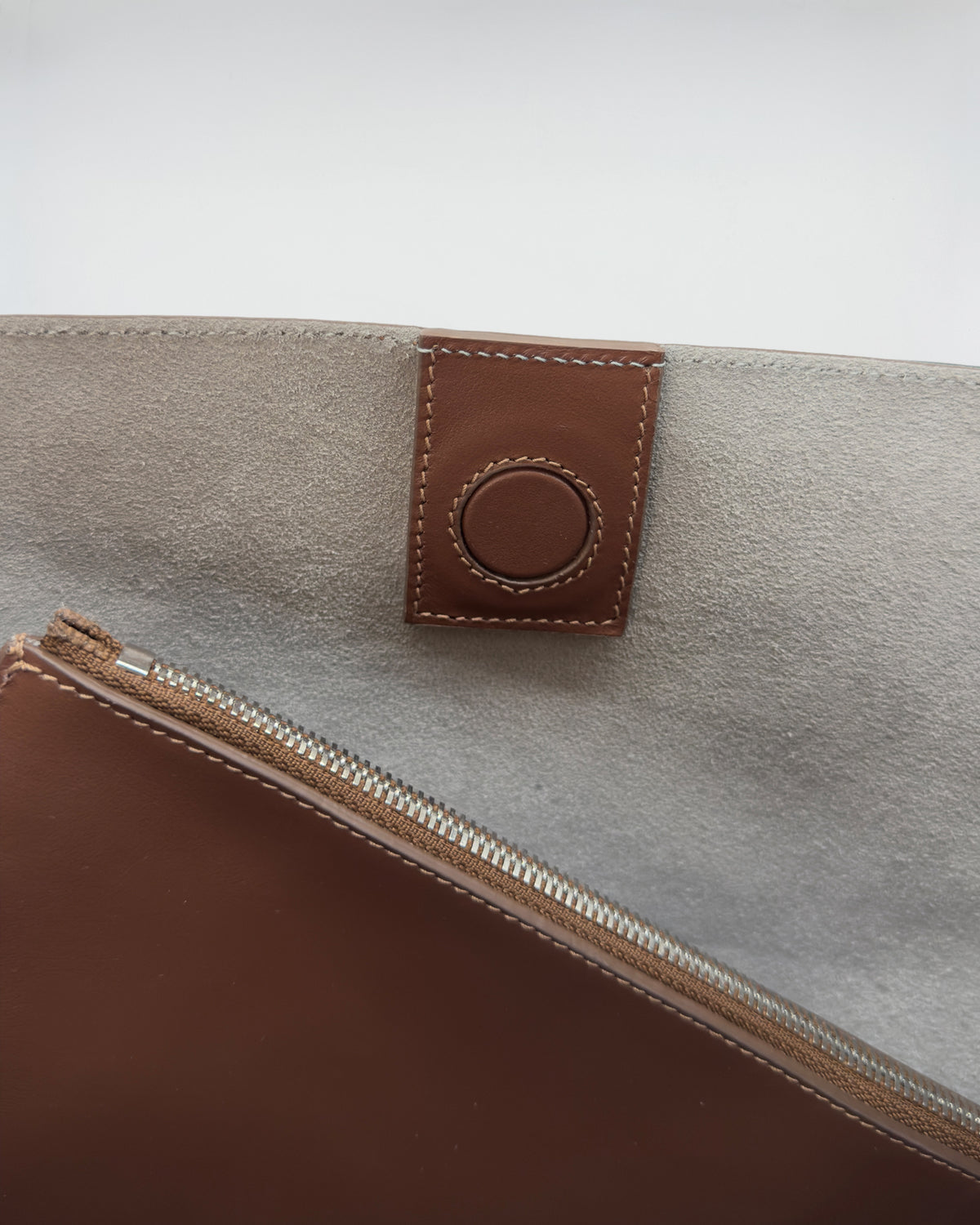 Interno della borsa SOPHIA VITELLO LISCIO con dettagli in suede e chiusura a zip.