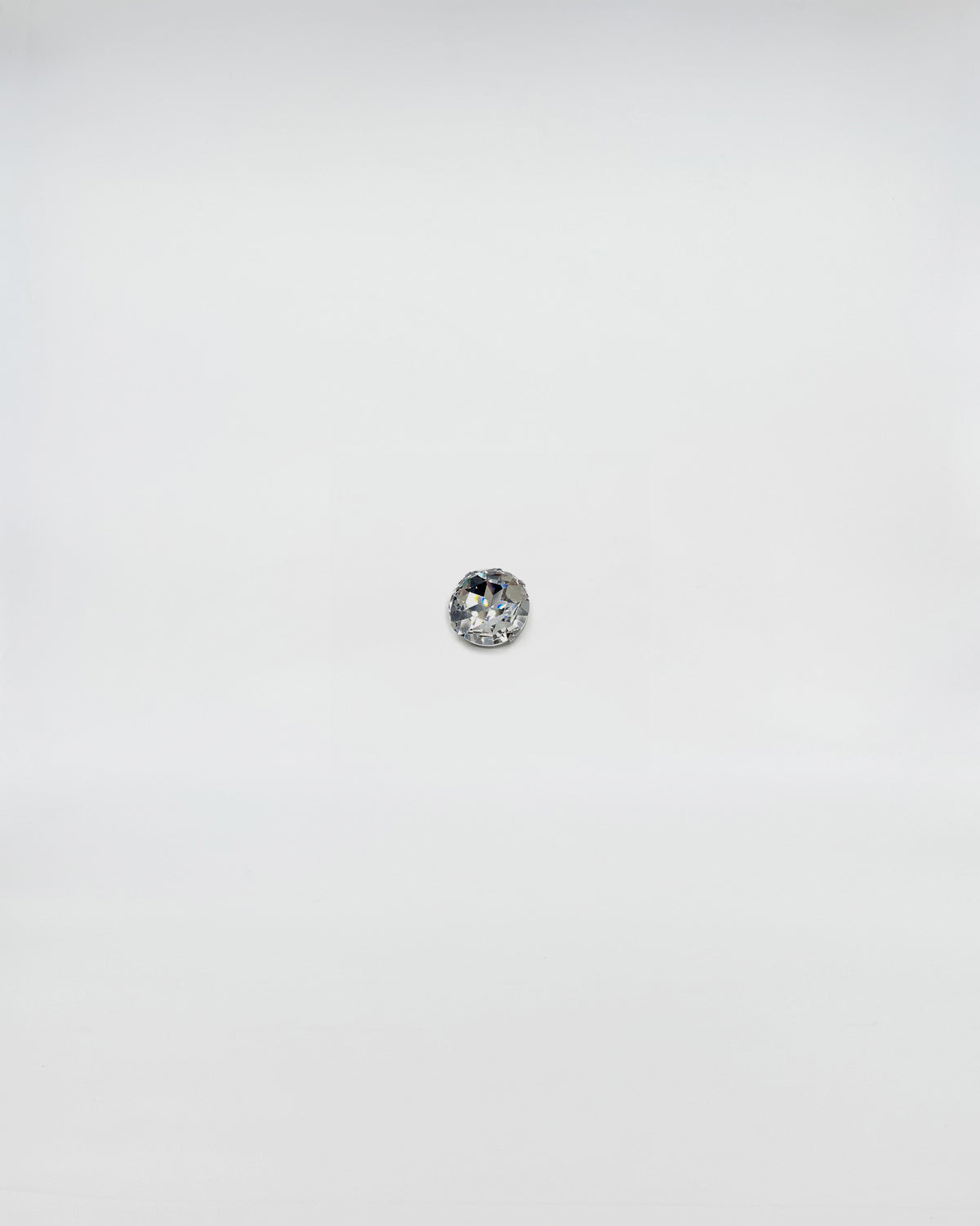 SPILLA MAXI ROUND CRISTALL con brillanti cristalli luminosi su sfondo bianco