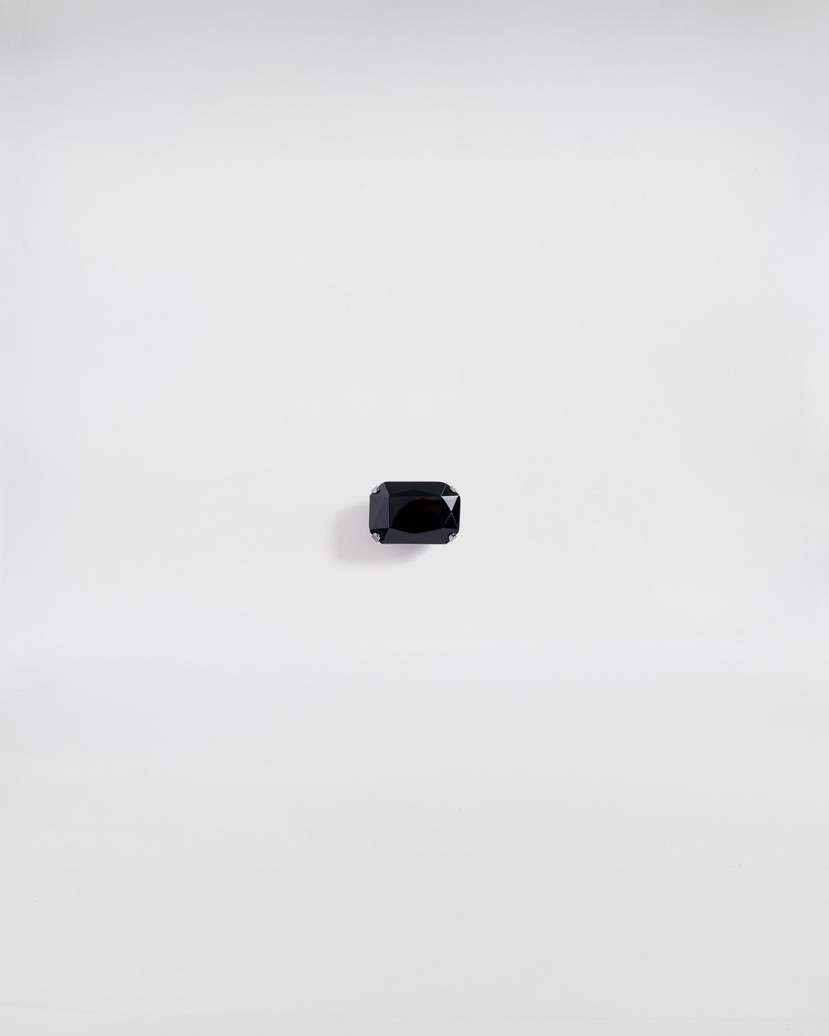 SPILLA MAXI in black stone with a modern design against a plain background.