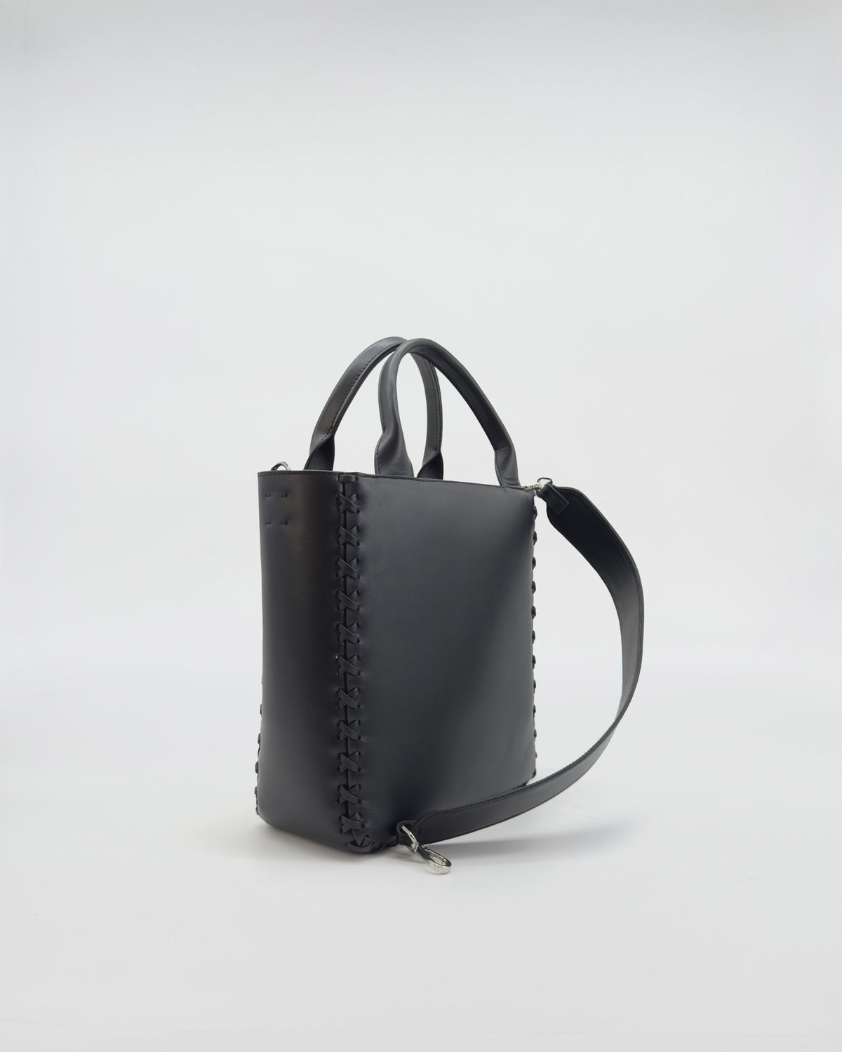 BORSA IN PELLE SIMONE, elegante borsa nera in pelle con manici e tracolla, design contemporaneo, ideale per lo shopping.