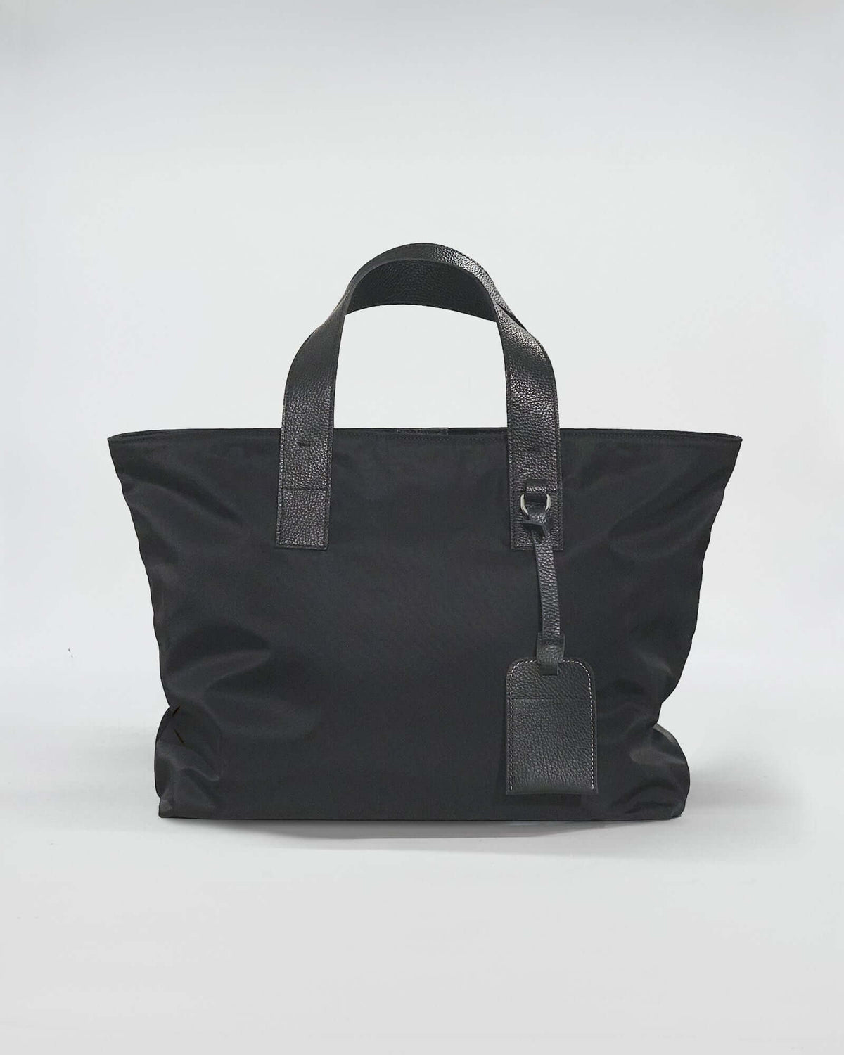 TOMMY RENYLON shopping bag in black, made with Re-Nylon fabric and leather details for elegant and practical style.