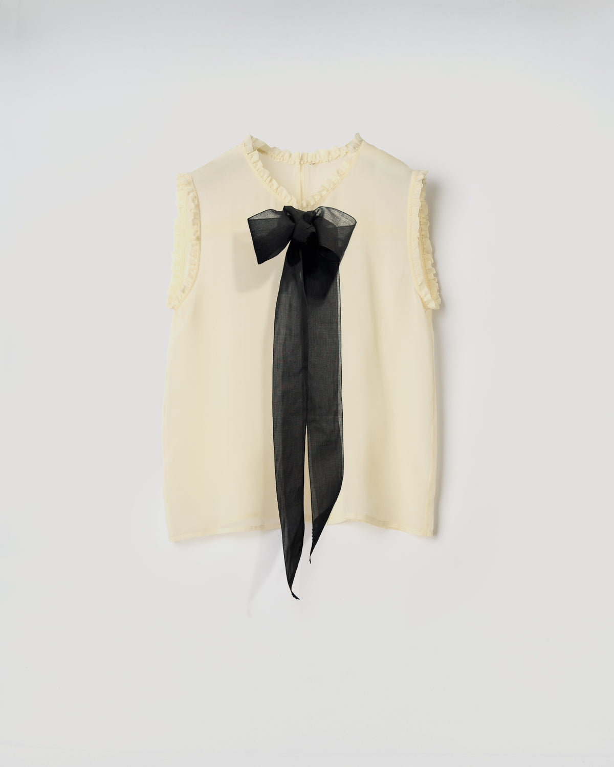 TOP LULU SETA TINTA UNITA, top in georgette di seta con ruches e nastro in cotone, colore crema.
